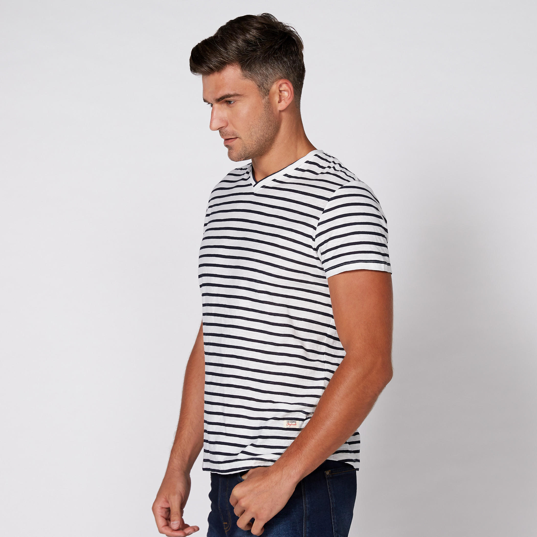 تيشيرت مقلّم بياقة V وأكمام قصيرة من لي كوبر-men-clothing-tshirtsandpolos-tshirts-image-3