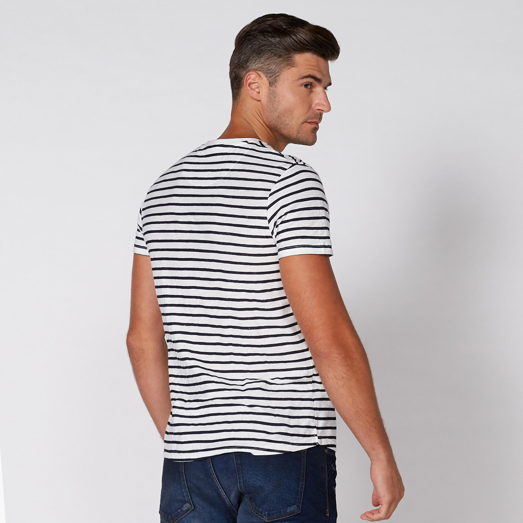 تيشيرت مقلّم بياقة V وأكمام قصيرة من لي كوبر-men-clothing-tshirtsandpolos-tshirts-image-4