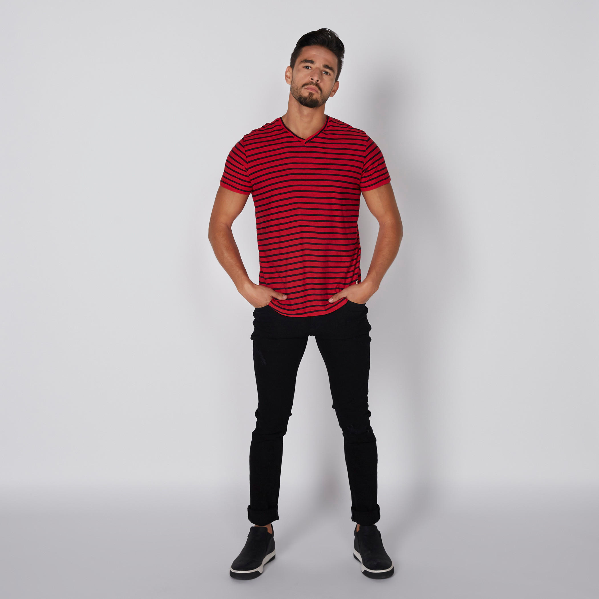 تيشيرت مقلّم بياقة V وأكمام قصيرة من لي كوبر-men-clothing-tshirtsandpolos-tshirts-image-1