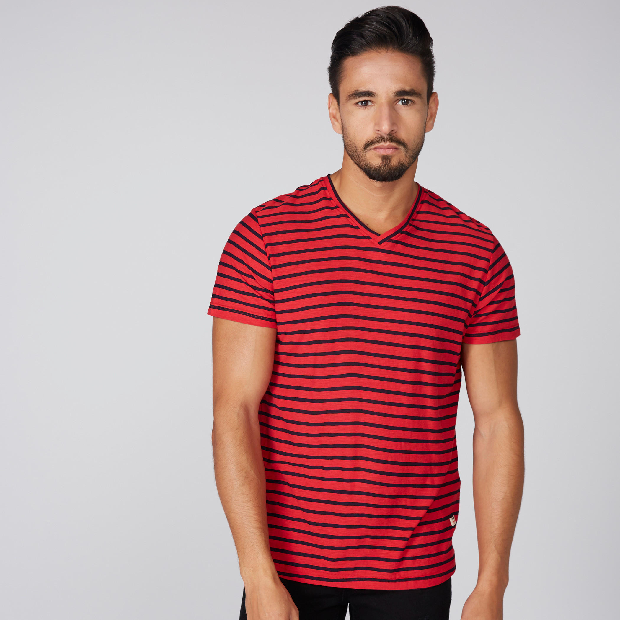 تيشيرت مقلّم بياقة V وأكمام قصيرة من لي كوبر-men-clothing-tshirtsandpolos-tshirts-image-2