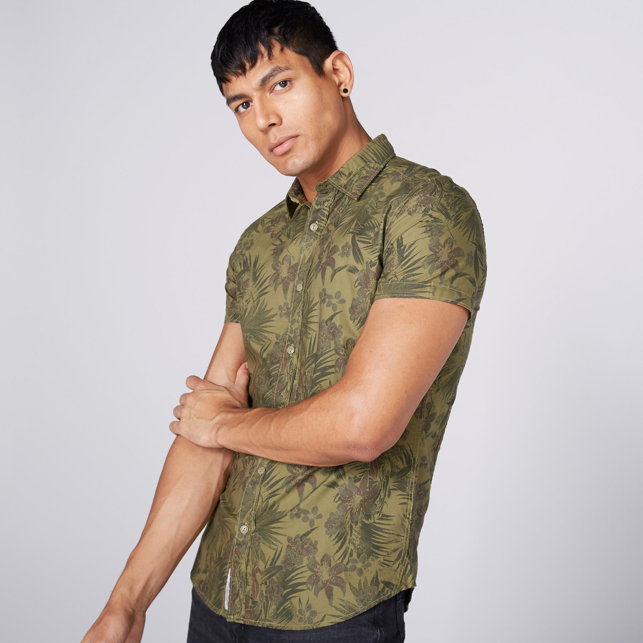 قميص بأكمام قصيرة وأزرار وطبعات-men-clothing-shirts-image-4