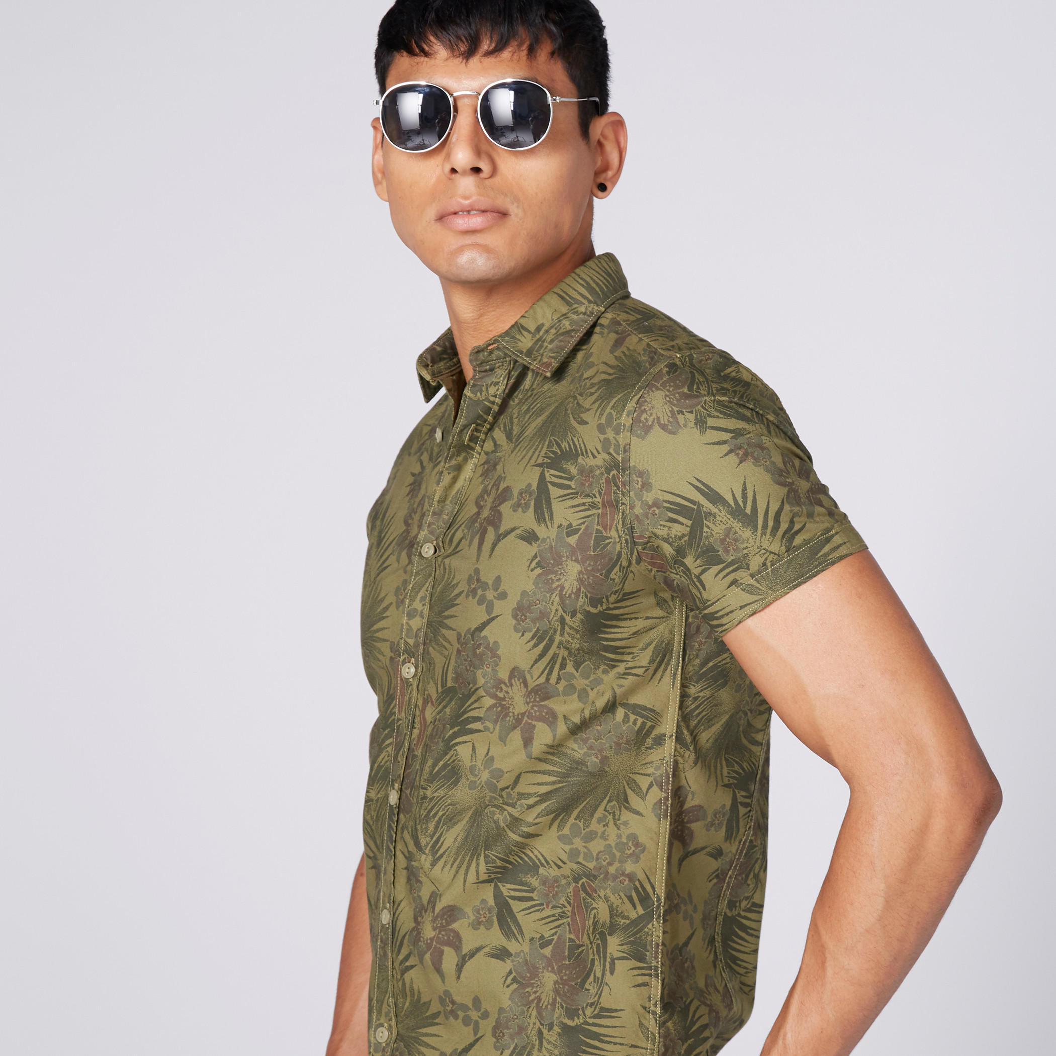 قميص بأكمام قصيرة وأزرار وطبعات-men-clothing-shirts-image-1