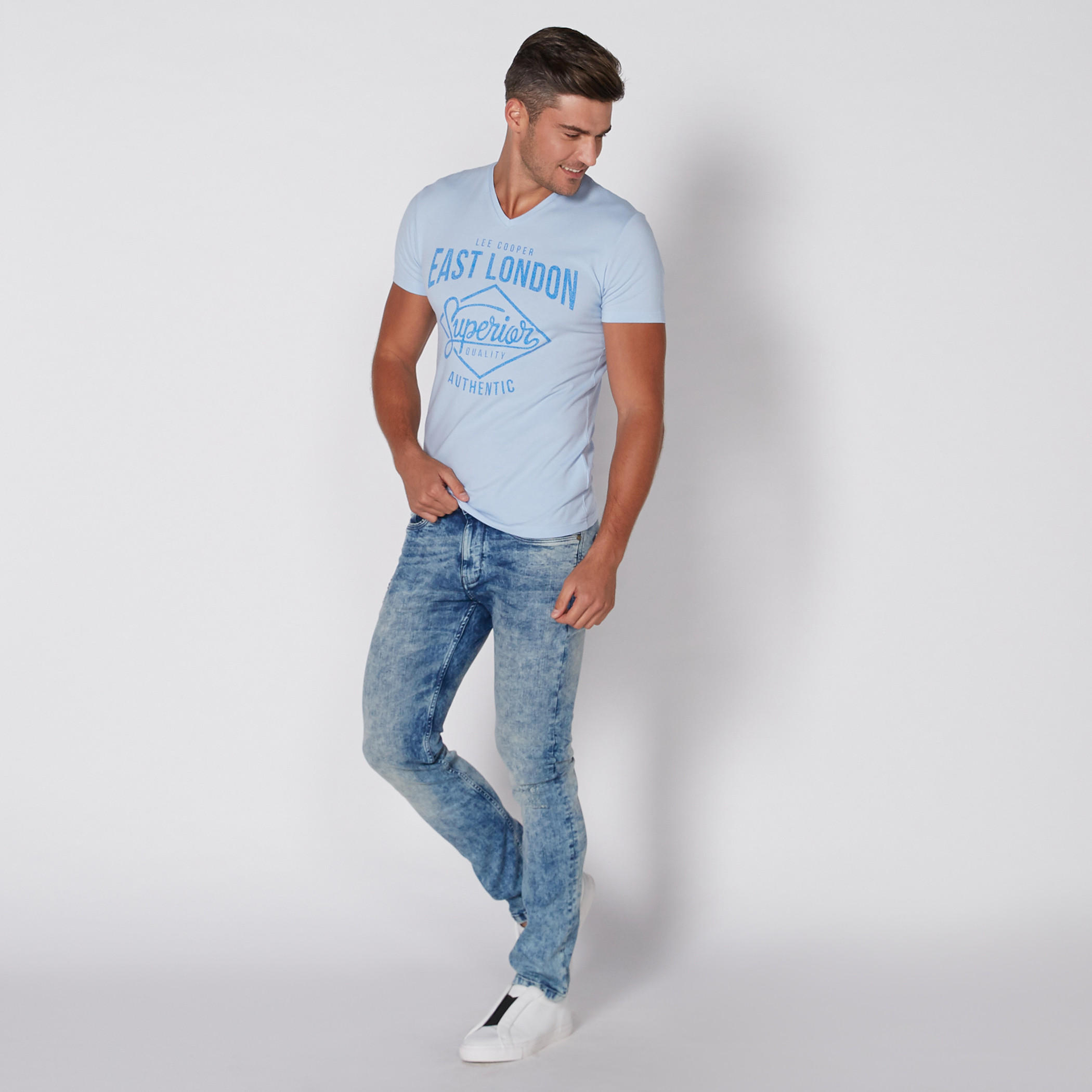 تيشيرت بياقة V وأكمام قصيرة وطبعات من لي كوبر-men-clothing-tshirtsandpolos-tshirts-image-1