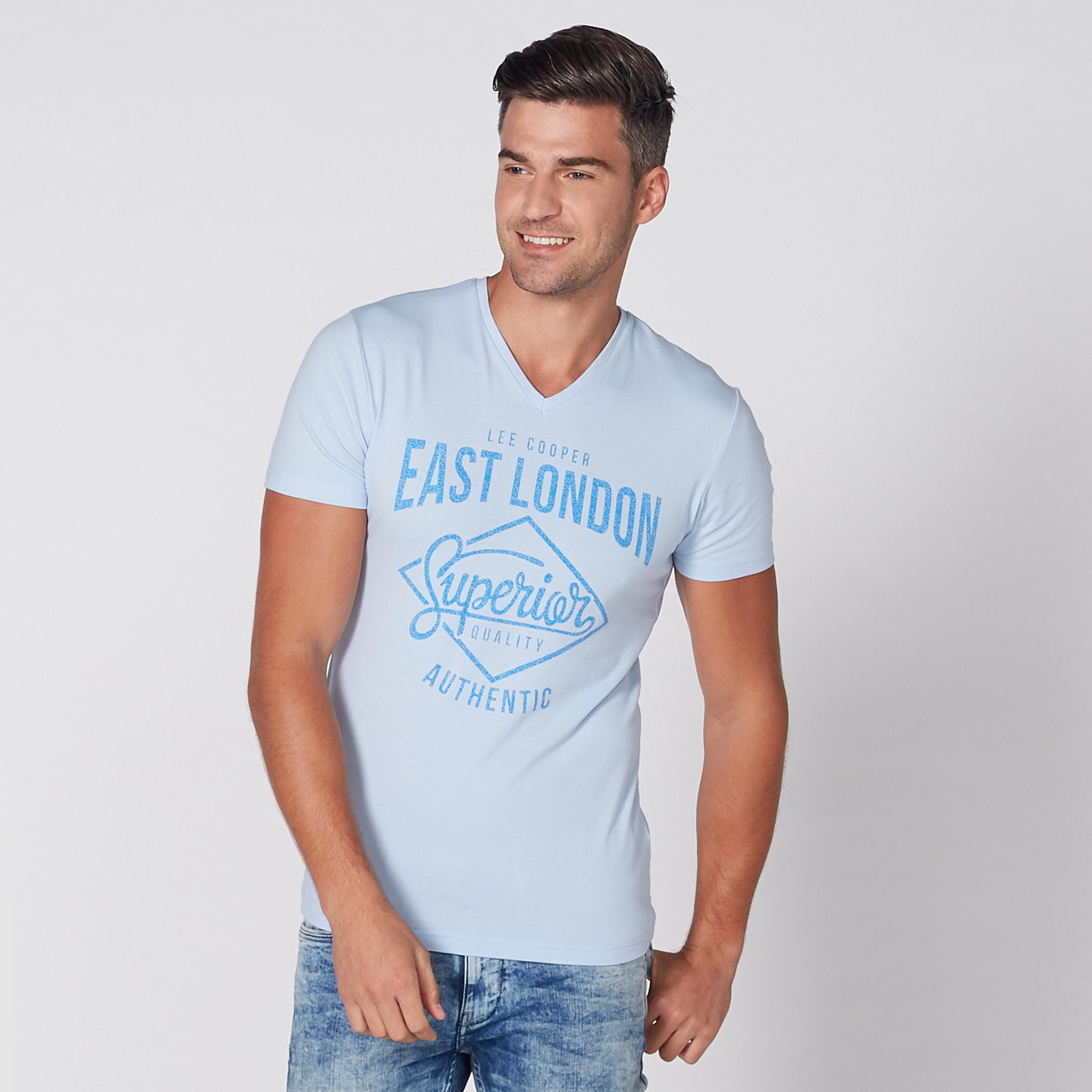 تيشيرت بياقة V وأكمام قصيرة وطبعات من لي كوبر-men-clothing-tshirtsandpolos-tshirts-image-2