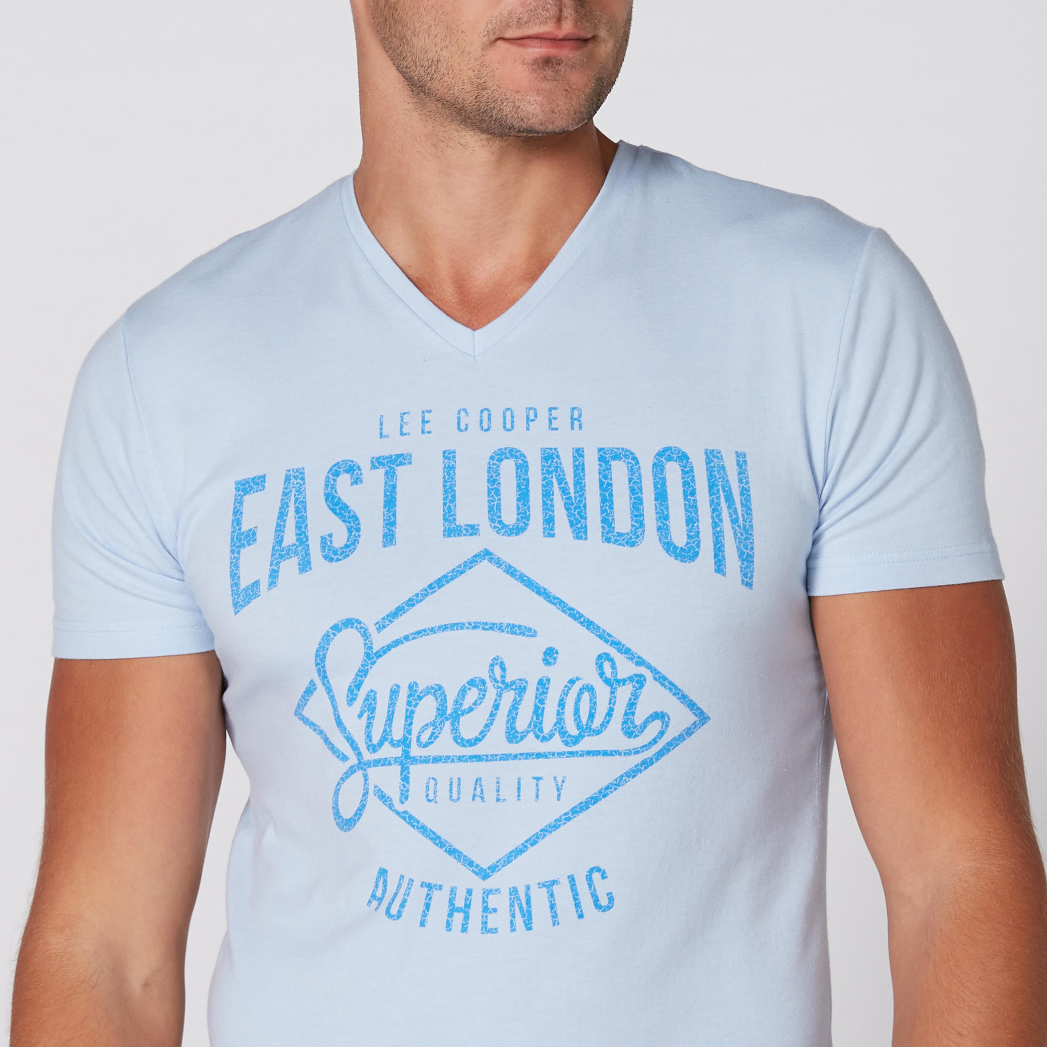 تيشيرت بياقة V وأكمام قصيرة وطبعات من لي كوبر-men-clothing-tshirtsandpolos-tshirts-image-3