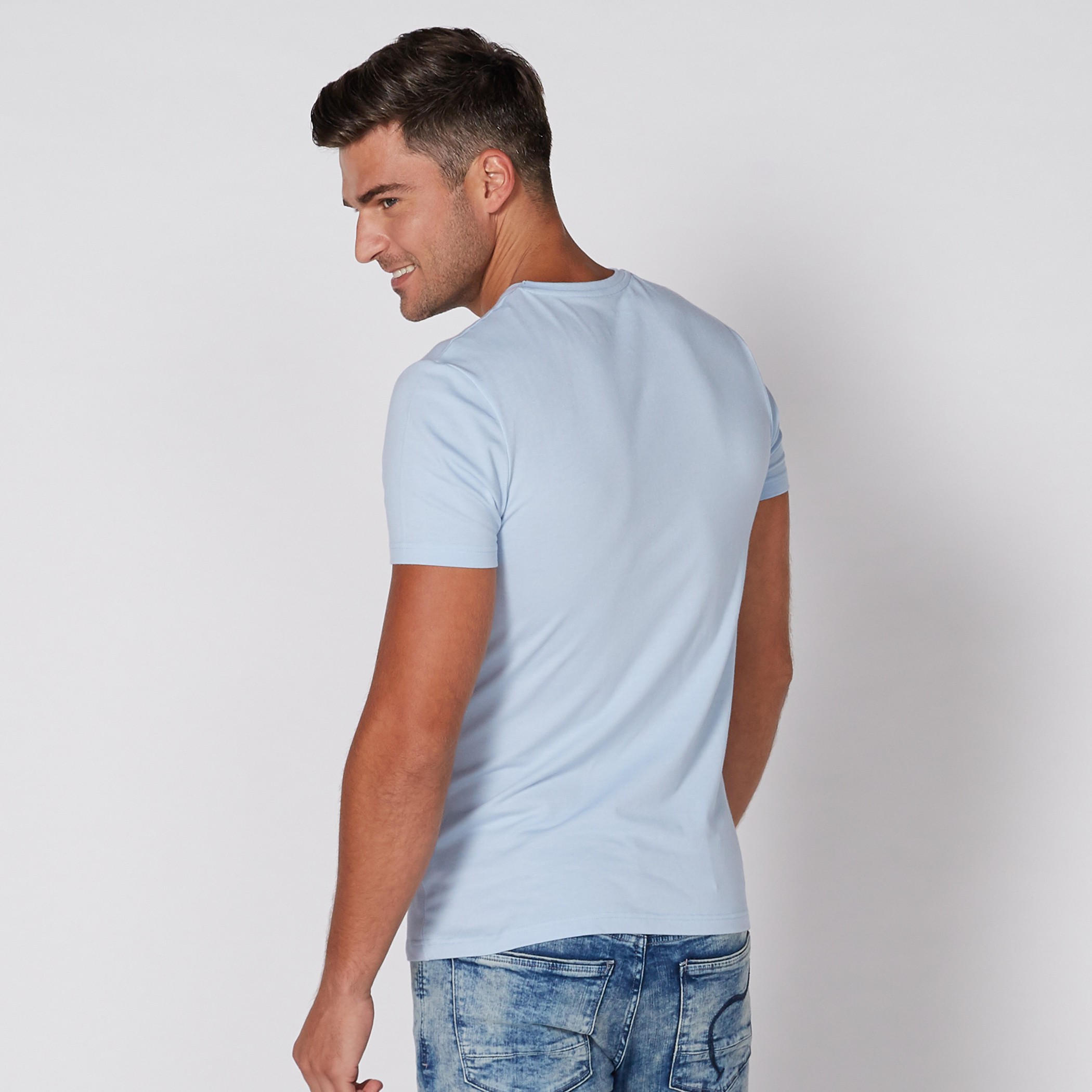 تيشيرت بياقة V وأكمام قصيرة وطبعات من لي كوبر-men-clothing-tshirtsandpolos-tshirts-image-4