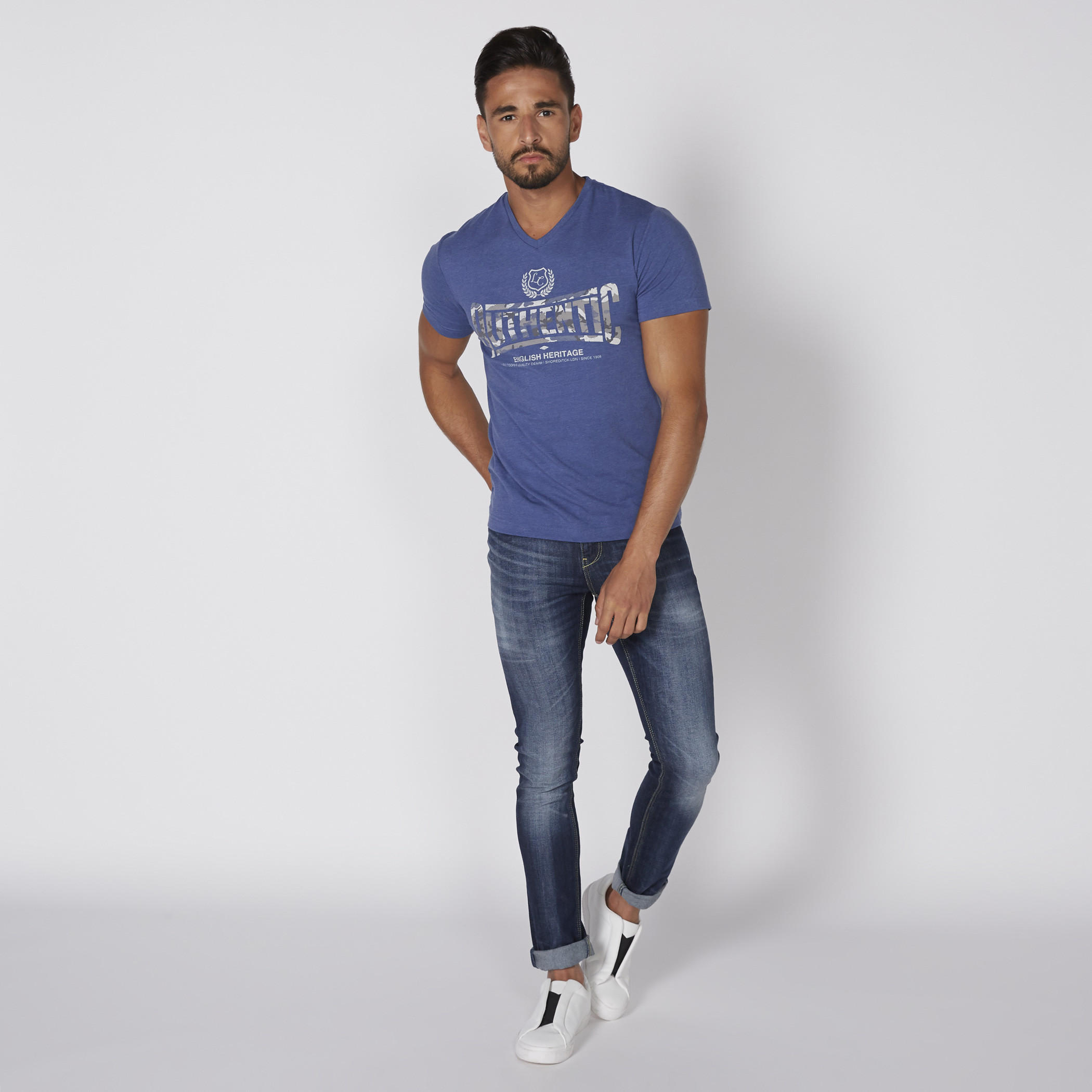 تيشيرت بياقة V وأكمام قصيرة وطبعات من لي كوبر-men-clothing-tshirtsandpolos-tshirts-image-2