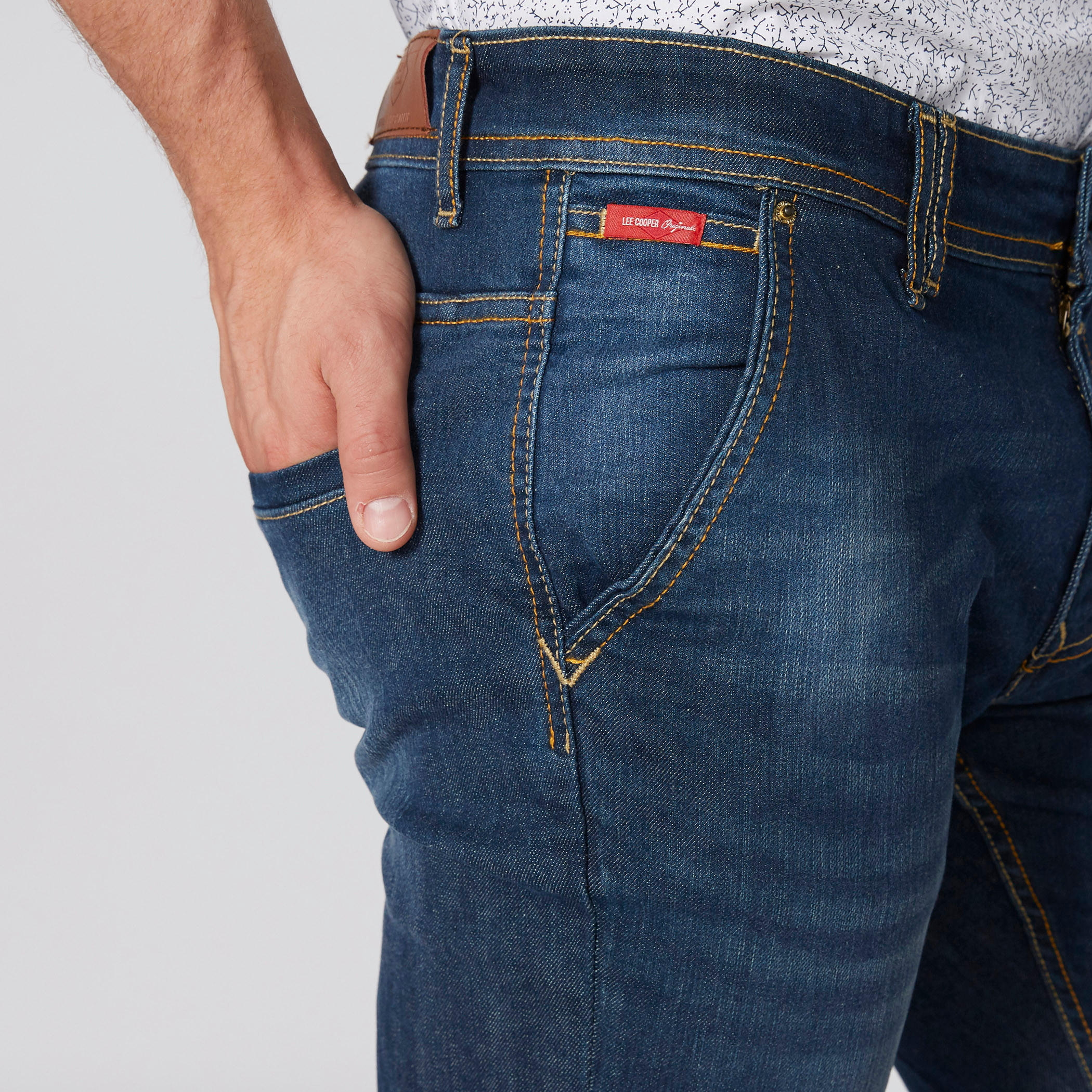 بنطال جينز طويل بزر إغلاق وجيوب من لي كوبر-men-clothing-bottoms-jeans-image-5