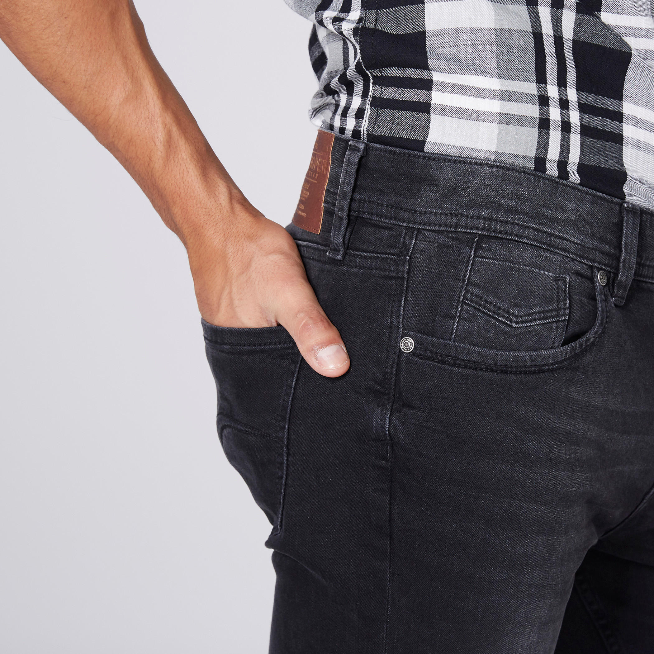 بنطال جينز طويل بزر إغلاق وجيوب من لي كوبر-men-clothing-bottoms-jeans-image-2