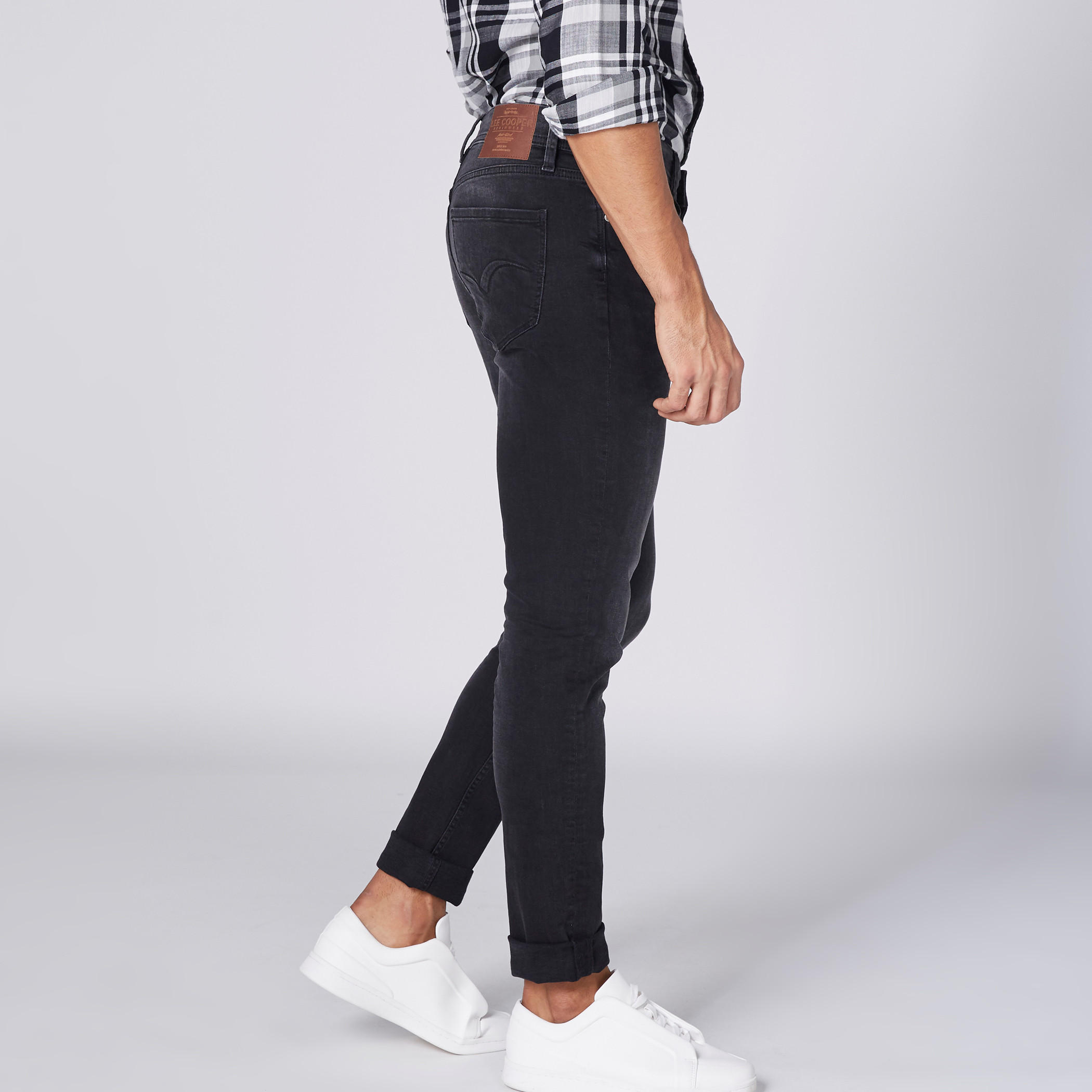بنطال جينز طويل بزر إغلاق وجيوب من لي كوبر-men-clothing-bottoms-jeans-image-4