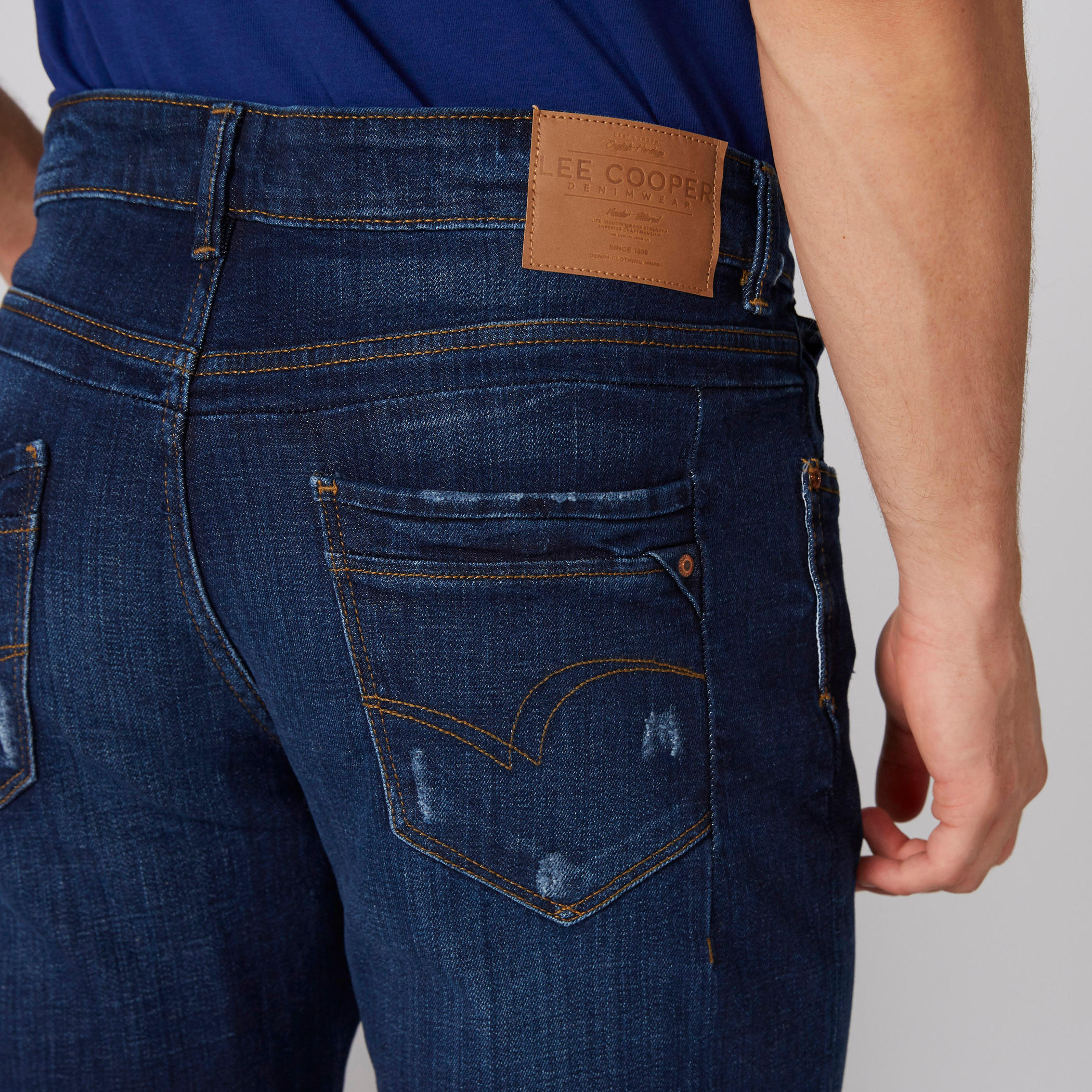 بنطال جينز طويل بتصميم ممزّق وجيوب من لي كوبر-men-clothing-bottoms-jeans-image-5