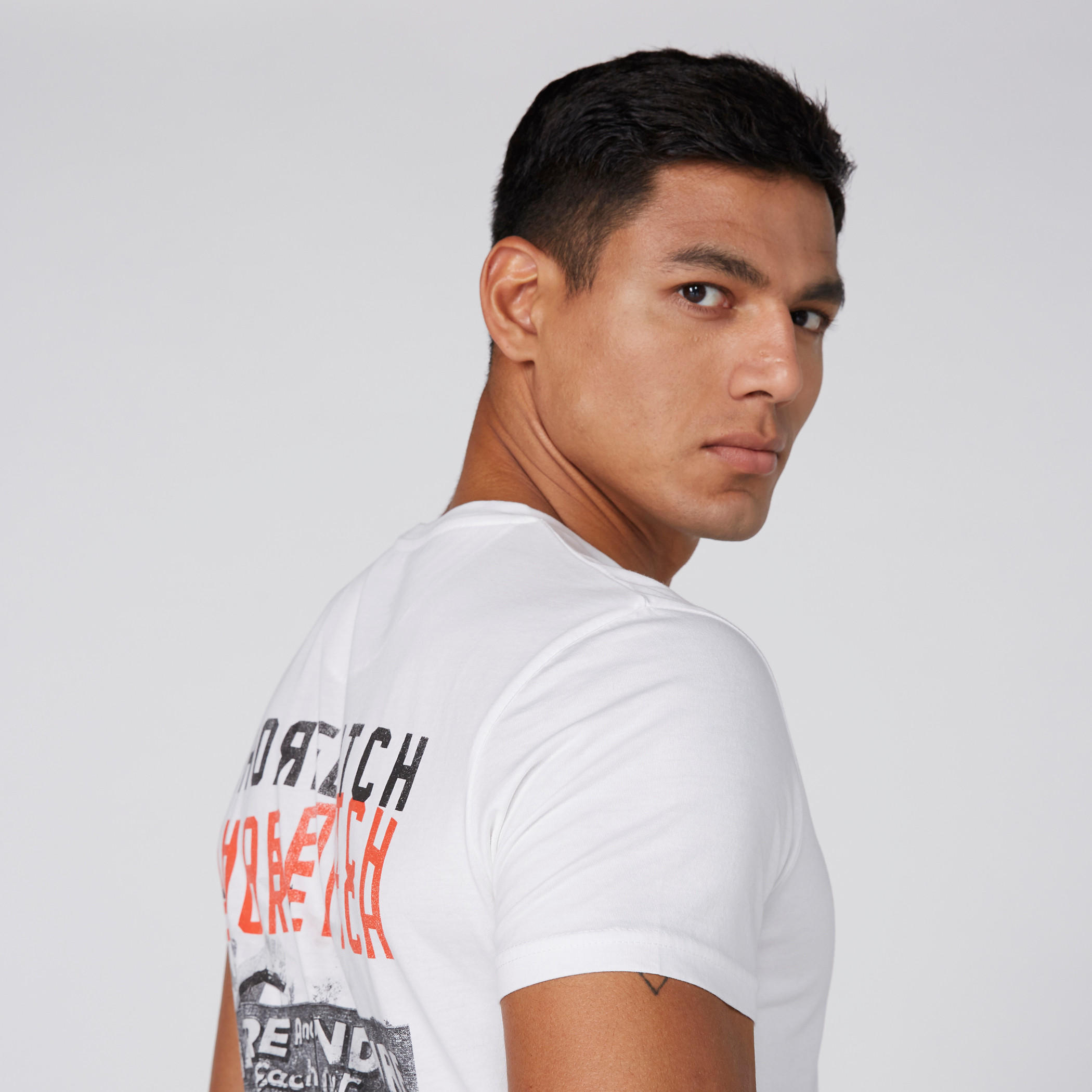 تيشيرت بياقة ضيّقة وأكمام قصيرة وطبعات من لي كوبر-men-clothing-tshirtsandpolos-tshirts-image-1