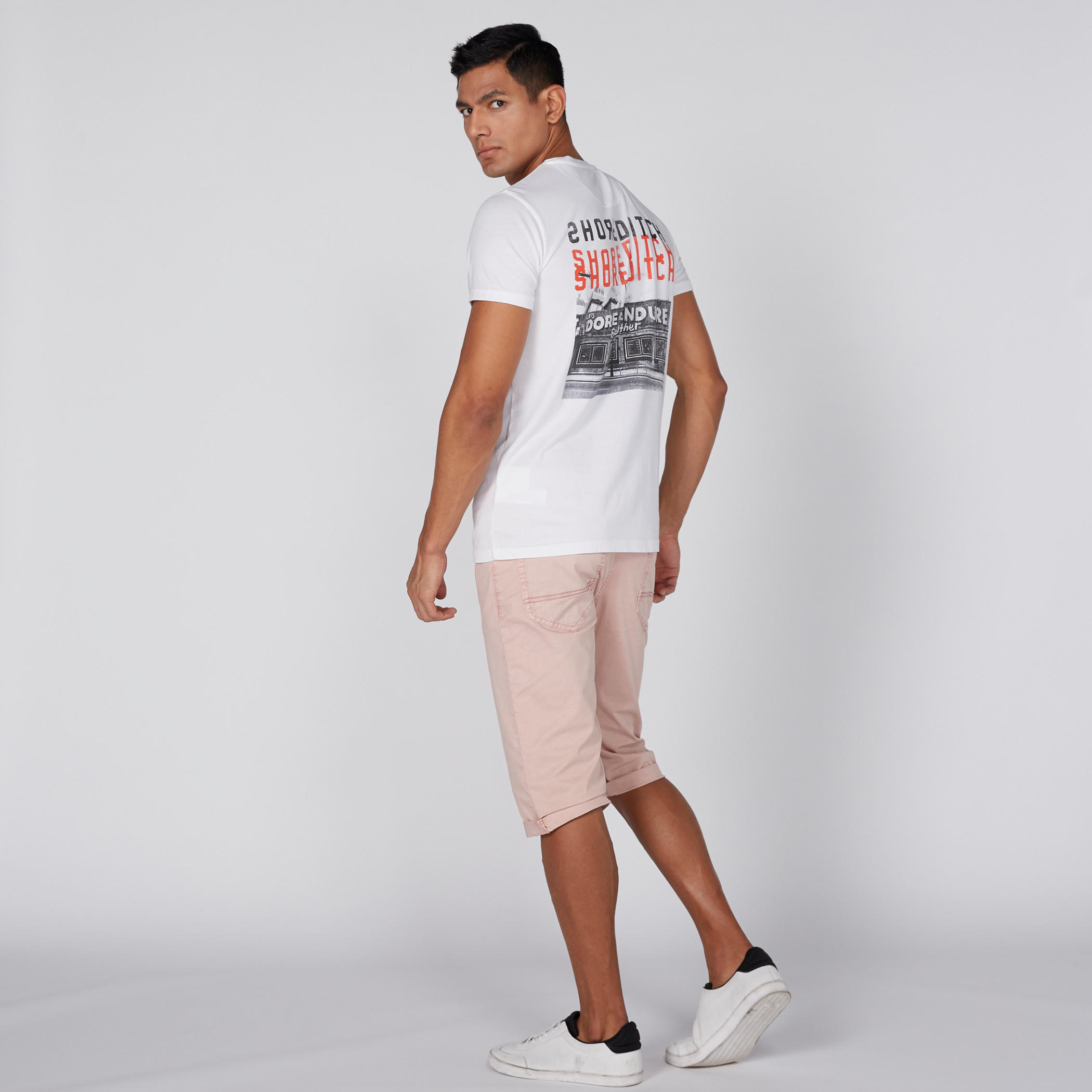 تيشيرت بياقة ضيّقة وأكمام قصيرة وطبعات من لي كوبر-men-clothing-tshirtsandpolos-tshirts-image-3