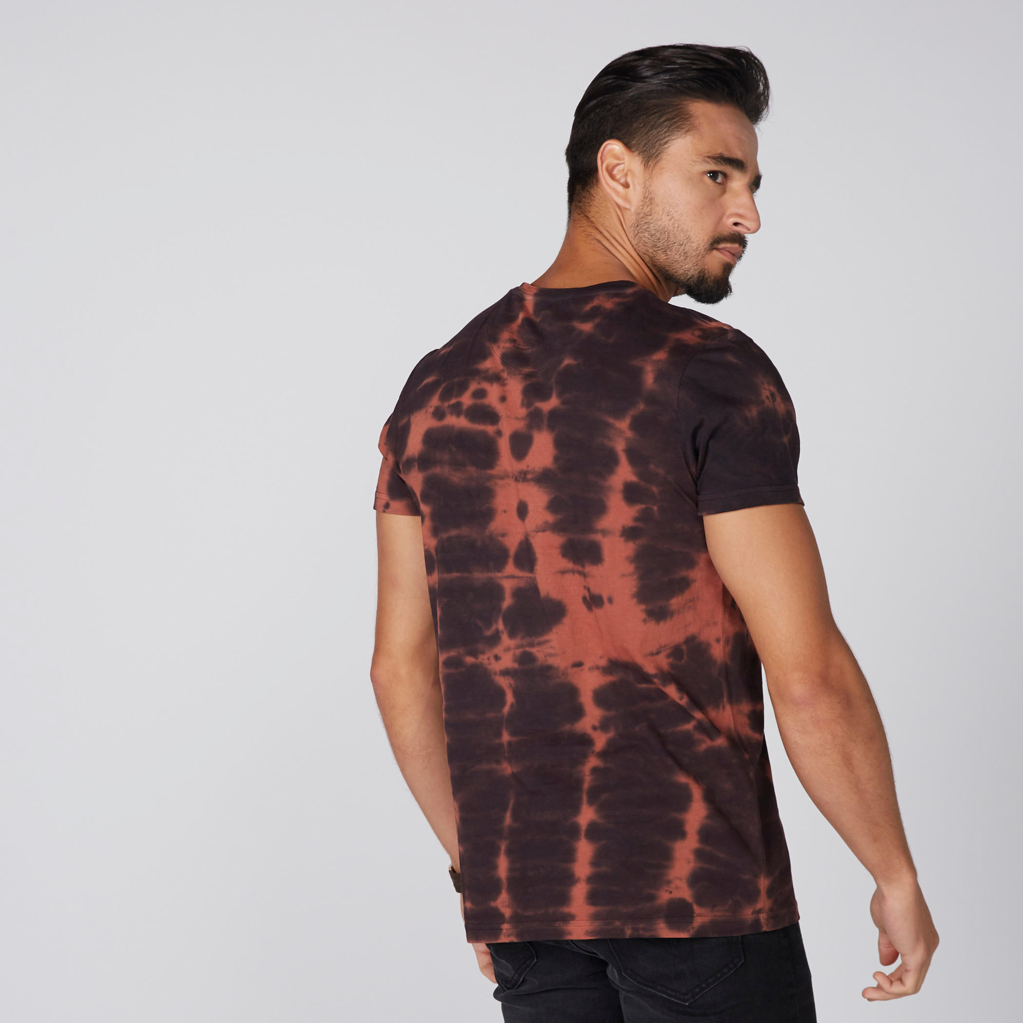 تيشيرت بياقة ضيّقة وأكمام قصيرة مع طبعات من لي كوبر-men-clothing-tshirtsandpolos-tshirts-image-4