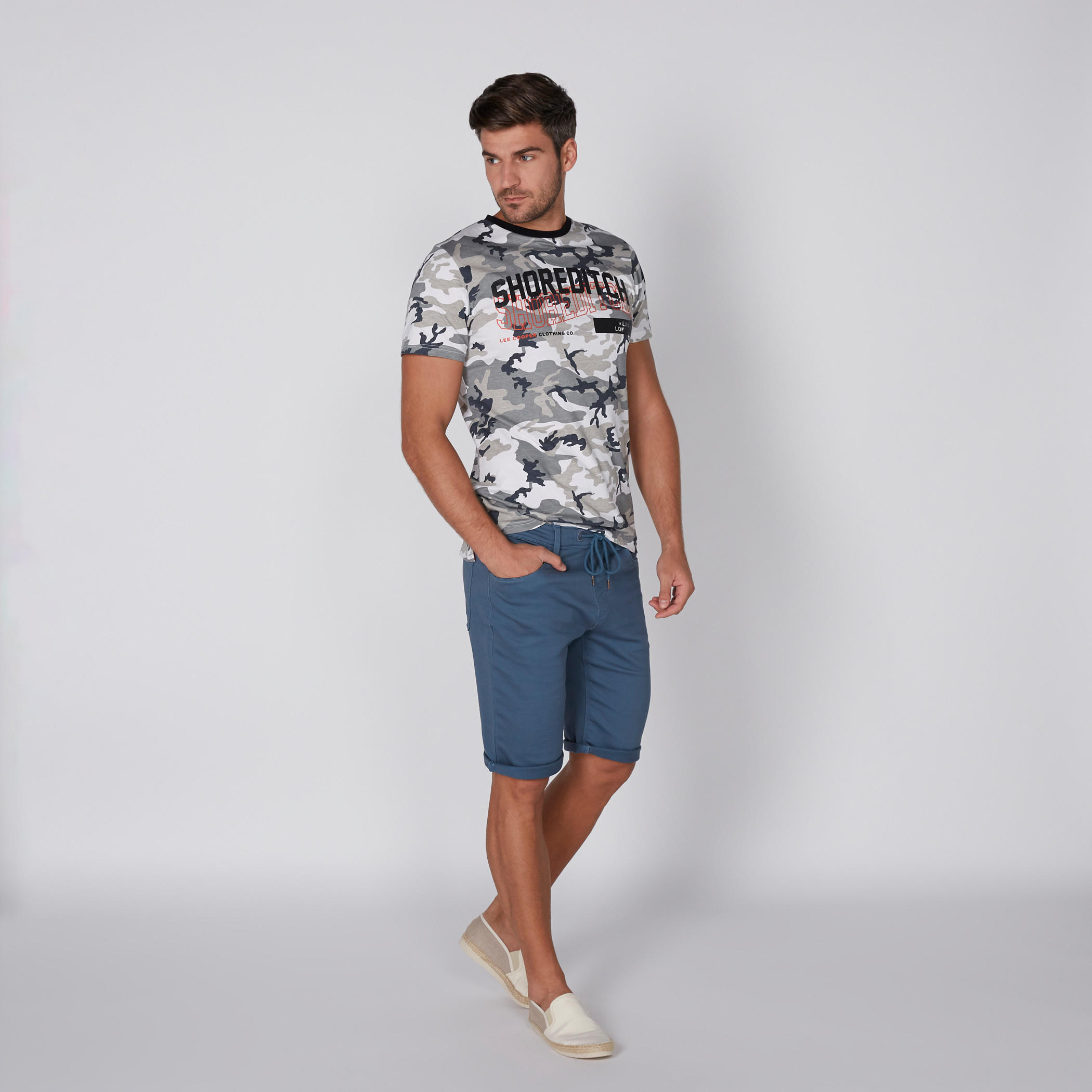 تيشيرت بياقة ضيّقة وأكمام قصيرة وطبعات من لي كوبر-men-clothing-tshirtsandpolos-tshirts-image-1