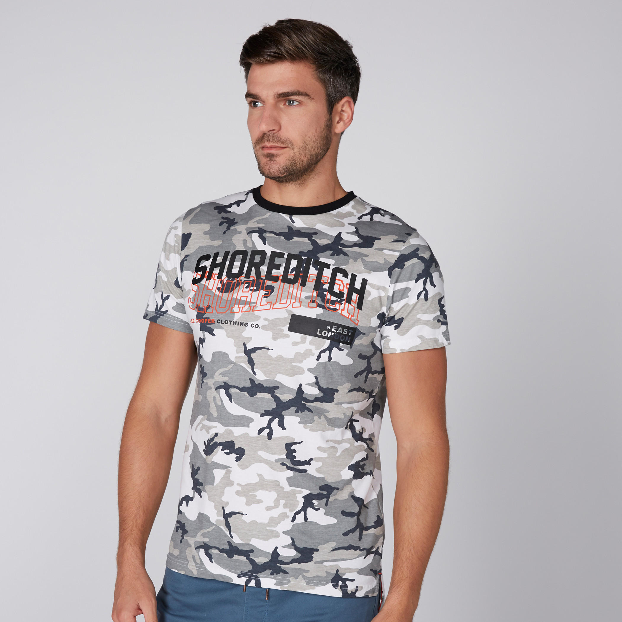 تيشيرت بياقة ضيّقة وأكمام قصيرة وطبعات من لي كوبر-men-clothing-tshirtsandpolos-tshirts-image-2