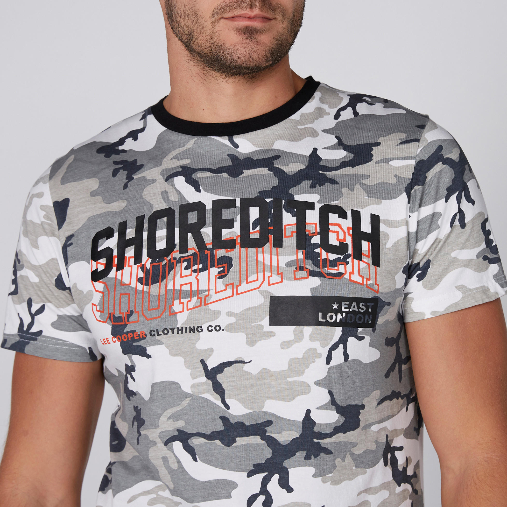 تيشيرت بياقة ضيّقة وأكمام قصيرة وطبعات من لي كوبر-men-clothing-tshirtsandpolos-tshirts-image-3