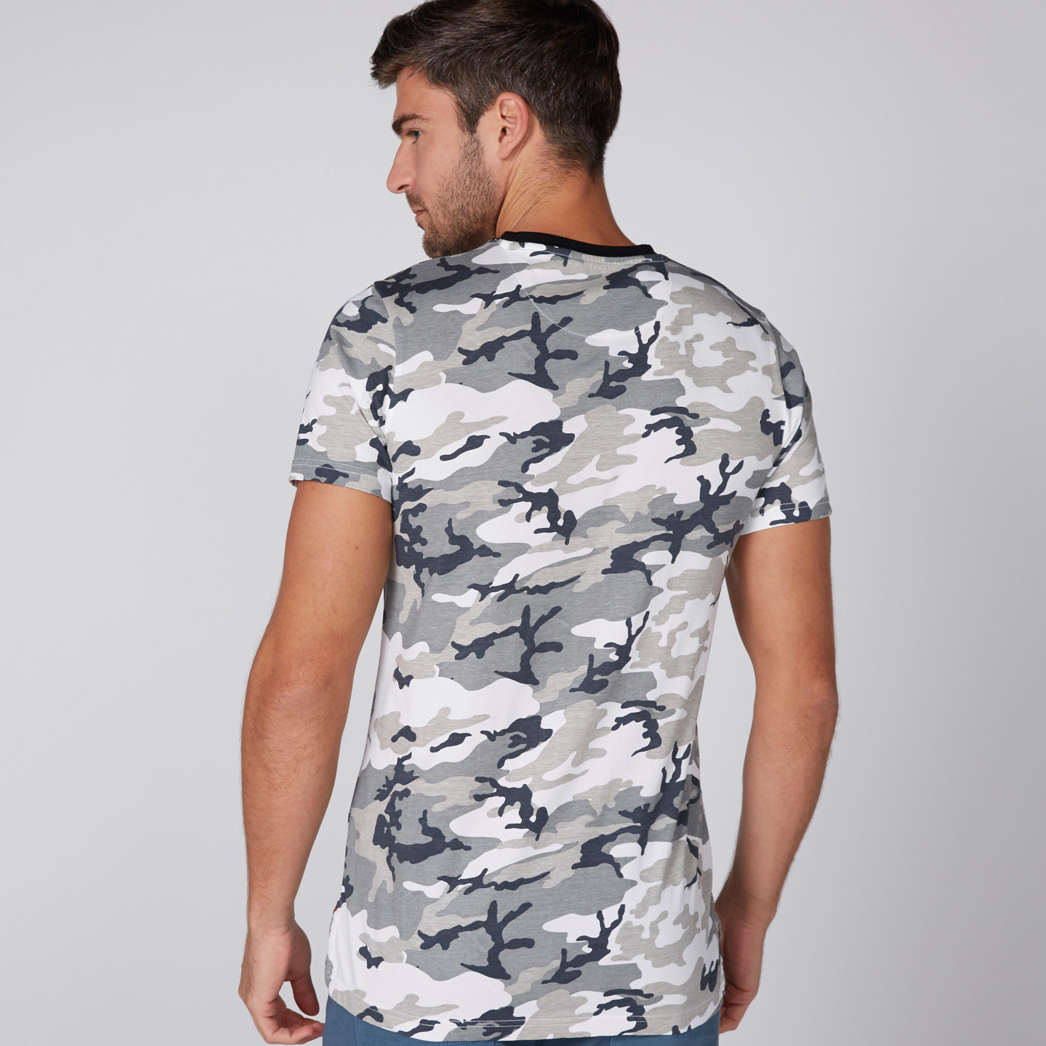 تيشيرت بياقة ضيّقة وأكمام قصيرة وطبعات من لي كوبر-men-clothing-tshirtsandpolos-tshirts-image-4