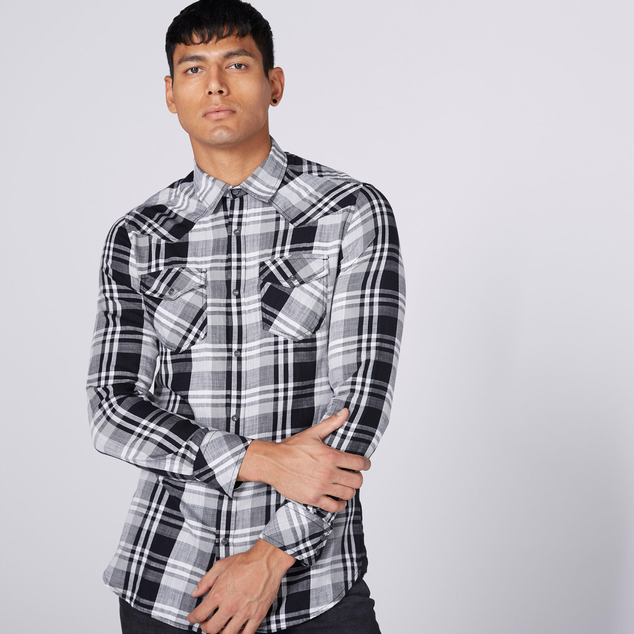 قميص كاروهات بأكمام طويلة وجيبين على الصدر من لي كوبر-men-clothing-shirts-image-1