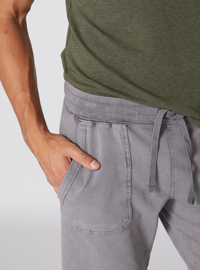 شورت بخصر مطّاطي وجيوب من لي كوبر-men-clothing-bottoms-shorts-image-3
