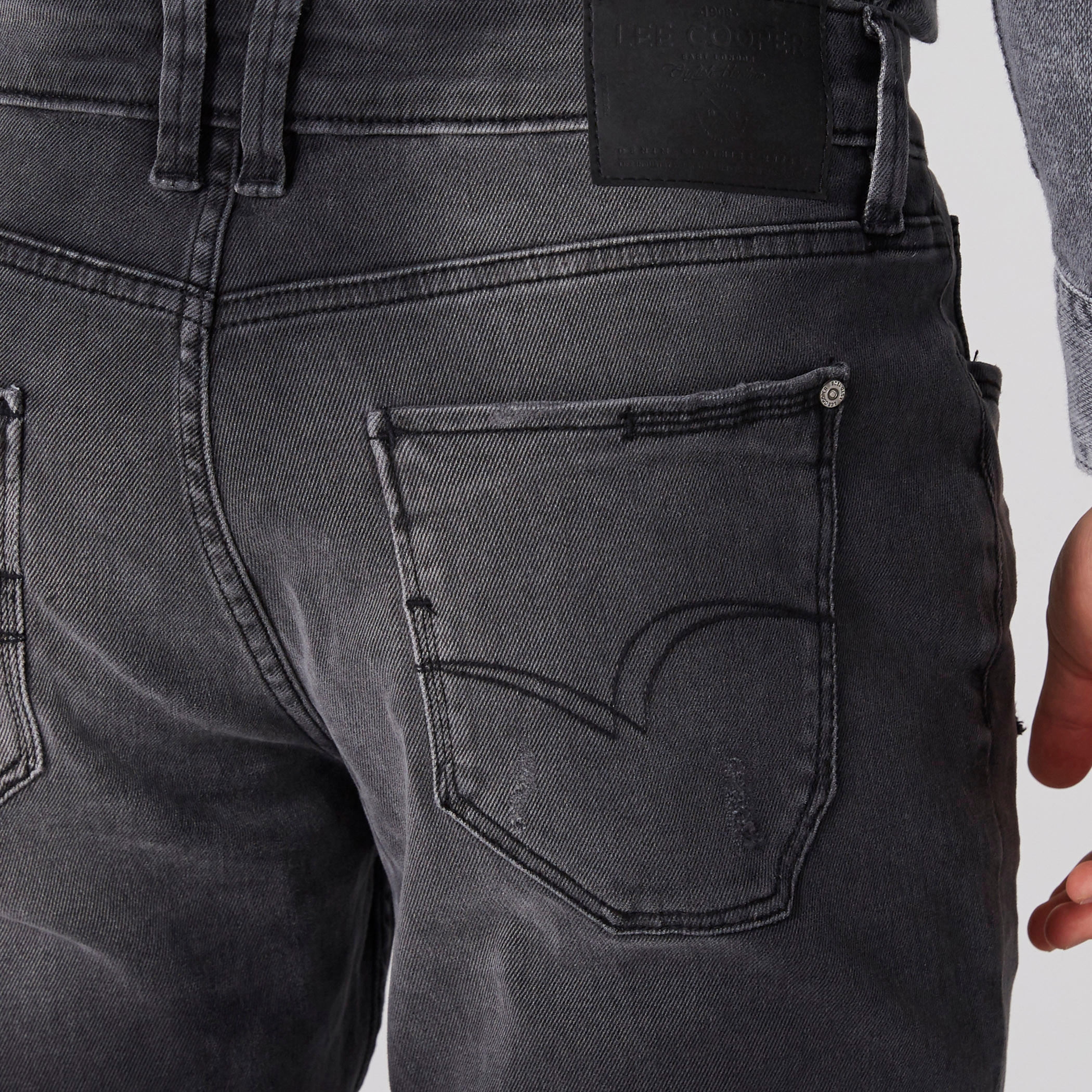 بنطال جينز طويل ممزق بجيوب من لي كوبر-men-clothing-bottoms-jeans-image-5