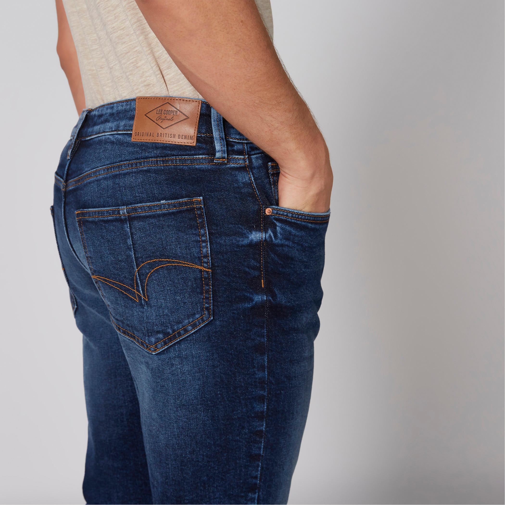 بنطال جينز طويل بزر إغلاق وجيوب من لي كوبر-men-clothing-bottoms-jeans-image-4