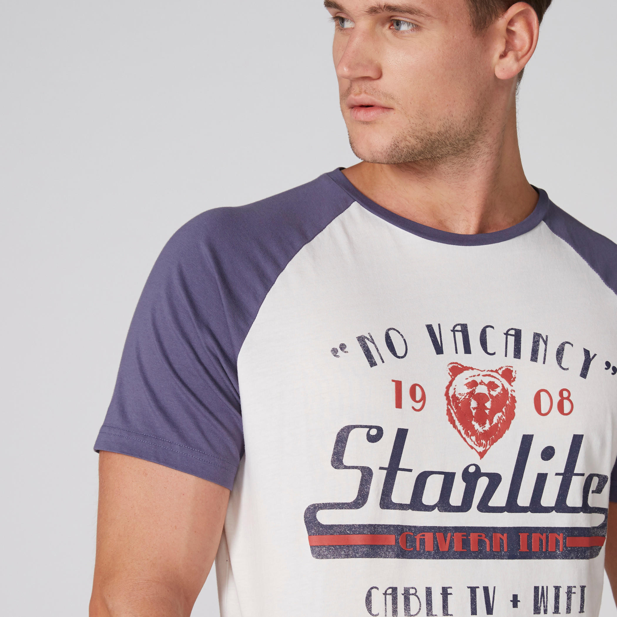 تيشيرت بياقة مستديرة وأكمام مغايرة وطبعات من لي كوبر-men-clothing-tshirtsandpolos-tshirts-image-4