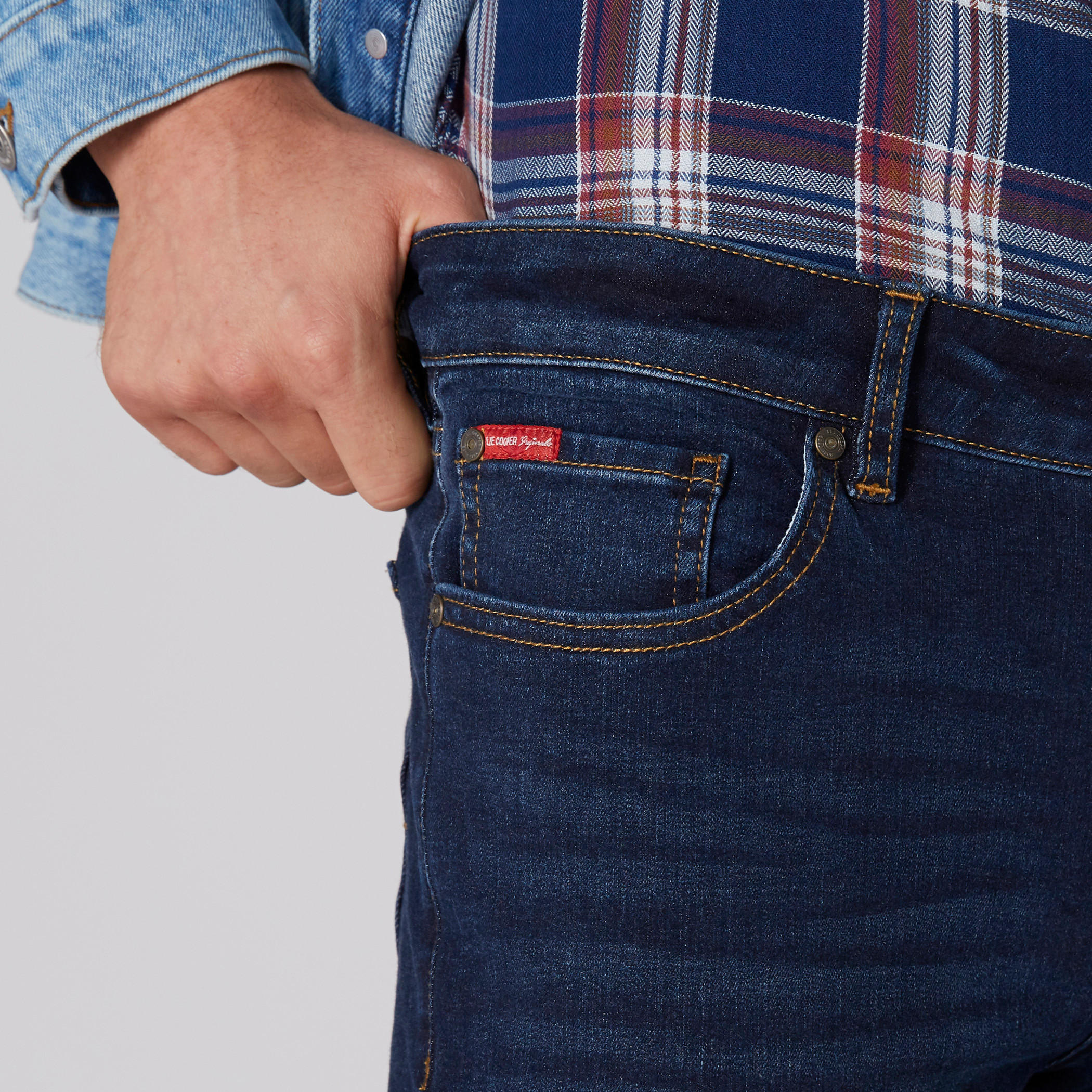 بنطال جينز طويل بزر إغلاق وجيوب من لي كوبر-men-clothing-bottoms-jeans-image-4