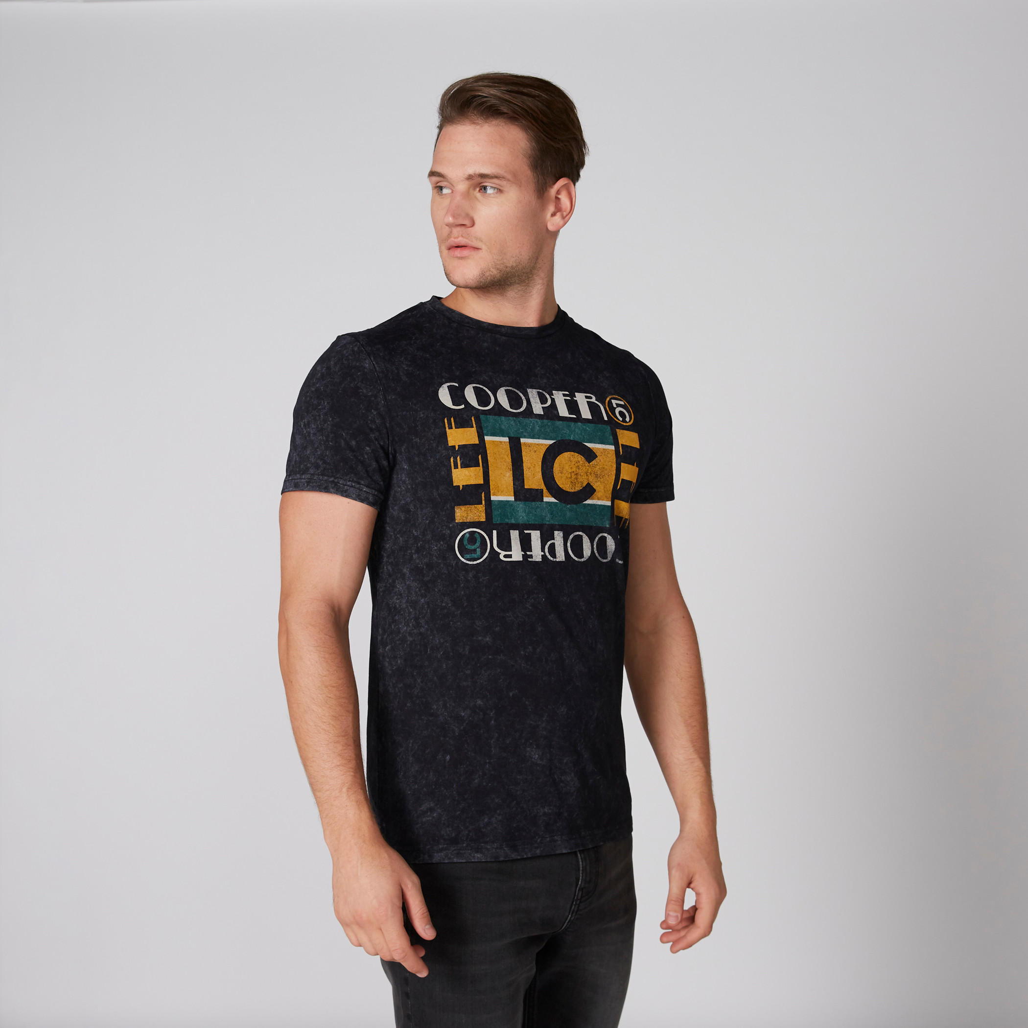 تيشيرت بياقة مستديرة وأكمام قصيرة وطبعات من لي كوبر-men-clothing-tshirtsandpolos-tshirts-image-2