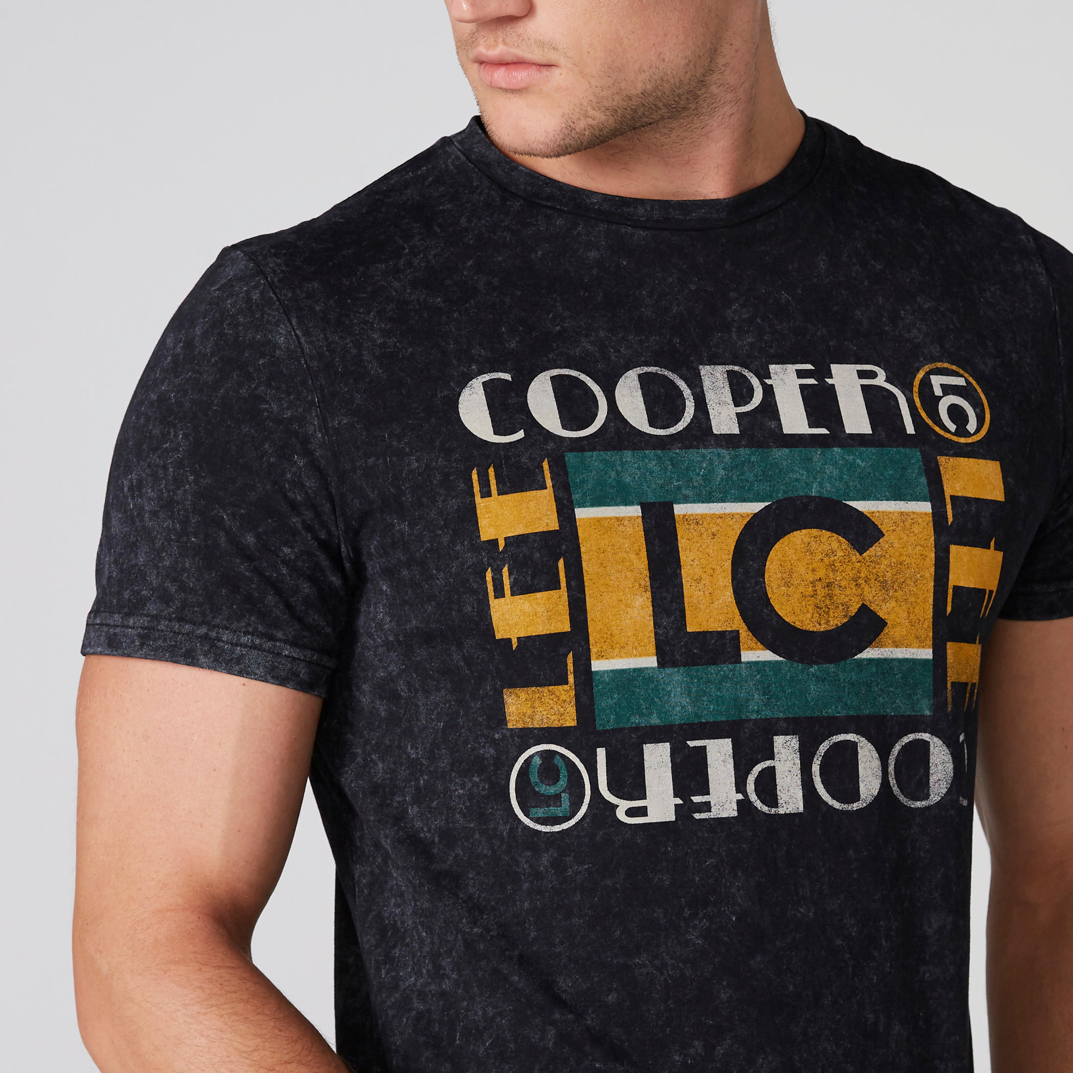 تيشيرت بياقة مستديرة وأكمام قصيرة وطبعات من لي كوبر-men-clothing-tshirtsandpolos-tshirts-image-1