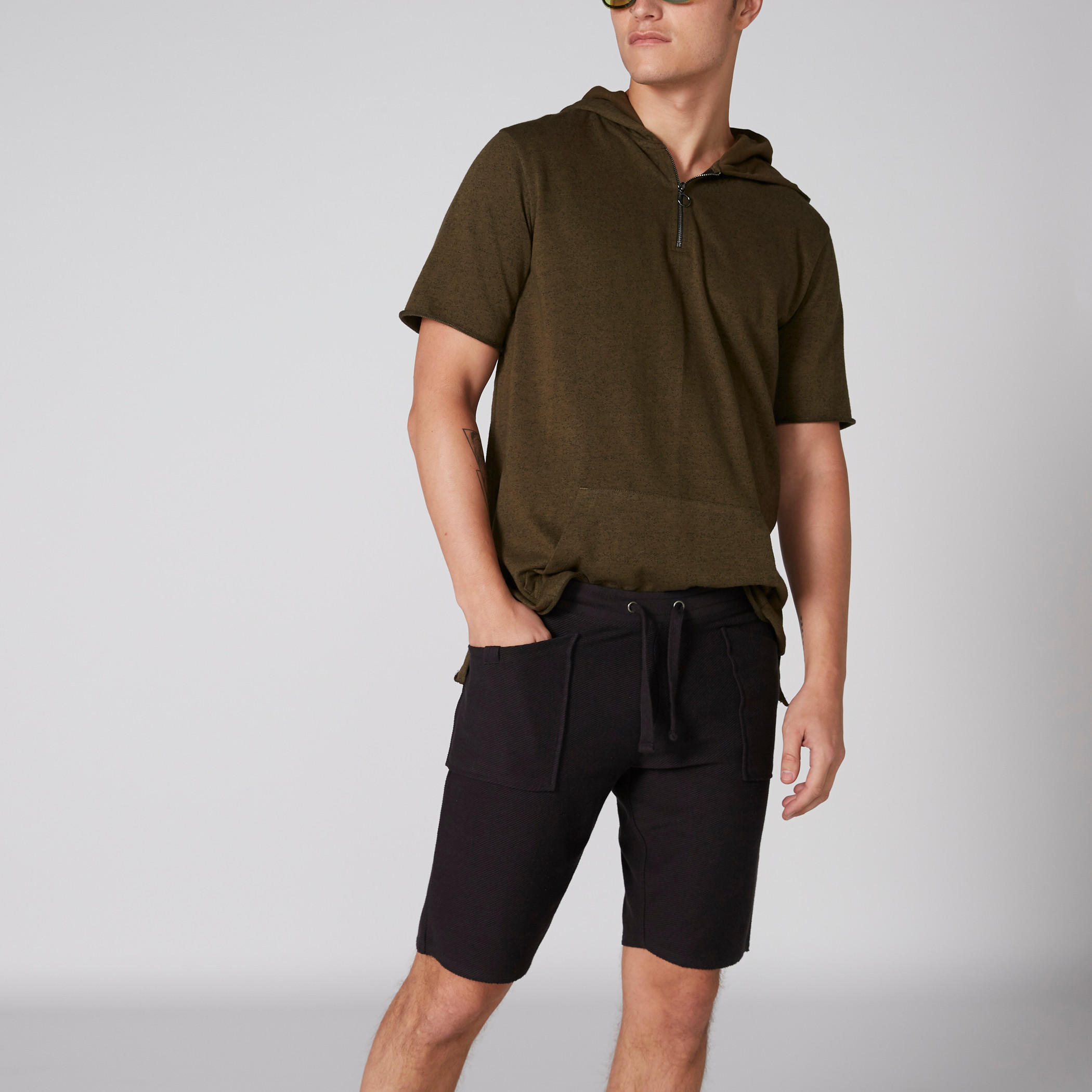 شورت بخصر مطّاطي وجيوب من لي كوبر-men-clothing-bottoms-shorts-image-1