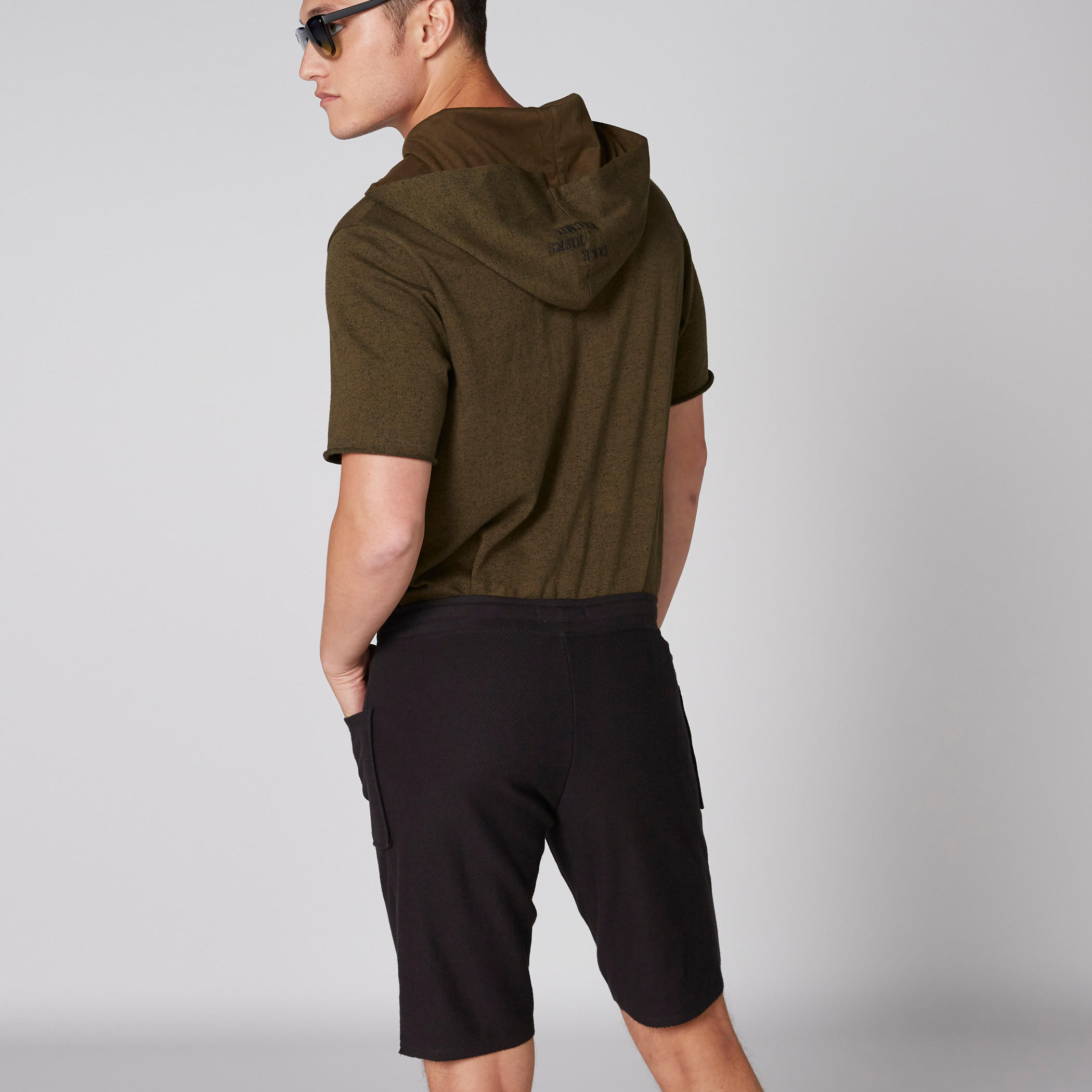 شورت بخصر مطّاطي وجيوب من لي كوبر-men-clothing-bottoms-shorts-image-2