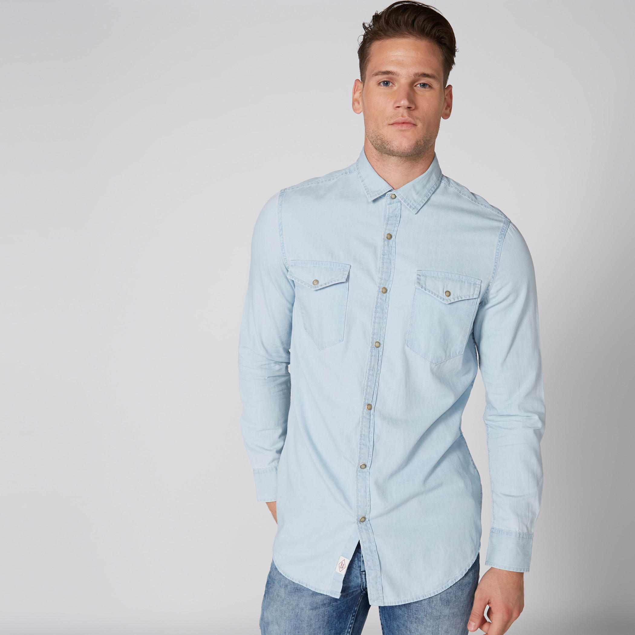 قميص من الدينم بأزرار وجيوب من لي كوبر-men-clothing-shirts-image-2