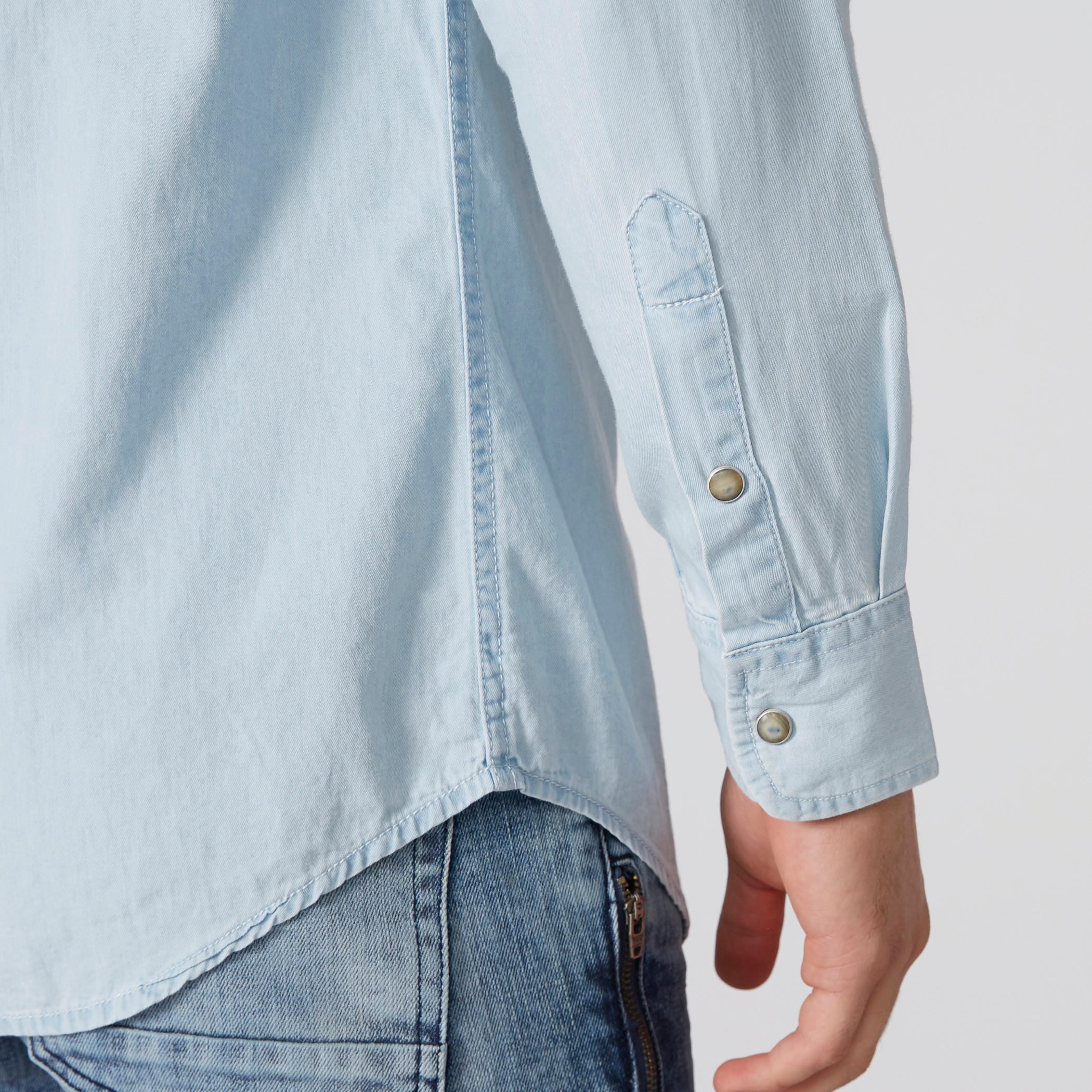 قميص من الدينم بأزرار وجيوب من لي كوبر-men-clothing-shirts-image-4