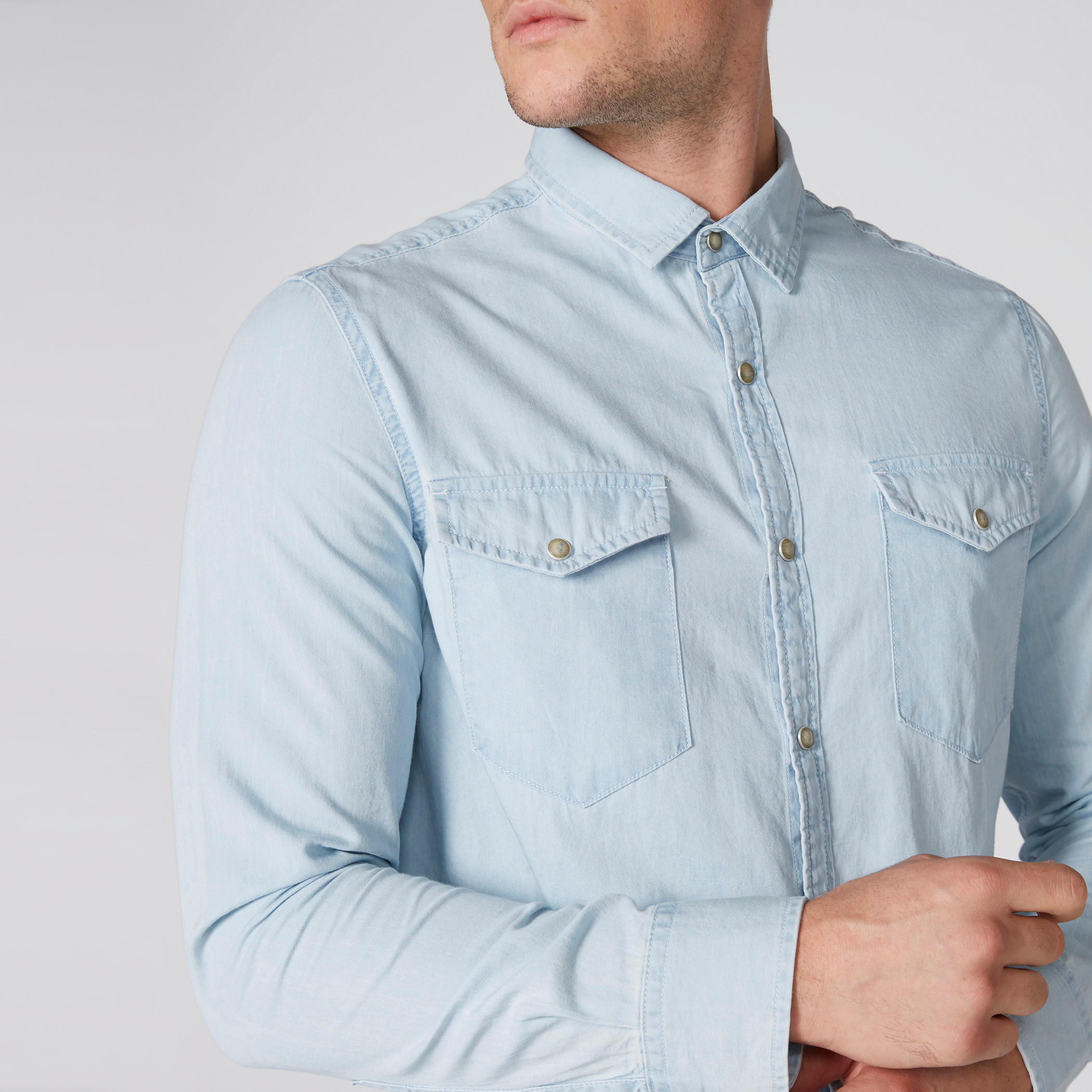 قميص من الدينم بأزرار وجيوب من لي كوبر-men-clothing-shirts-image-5