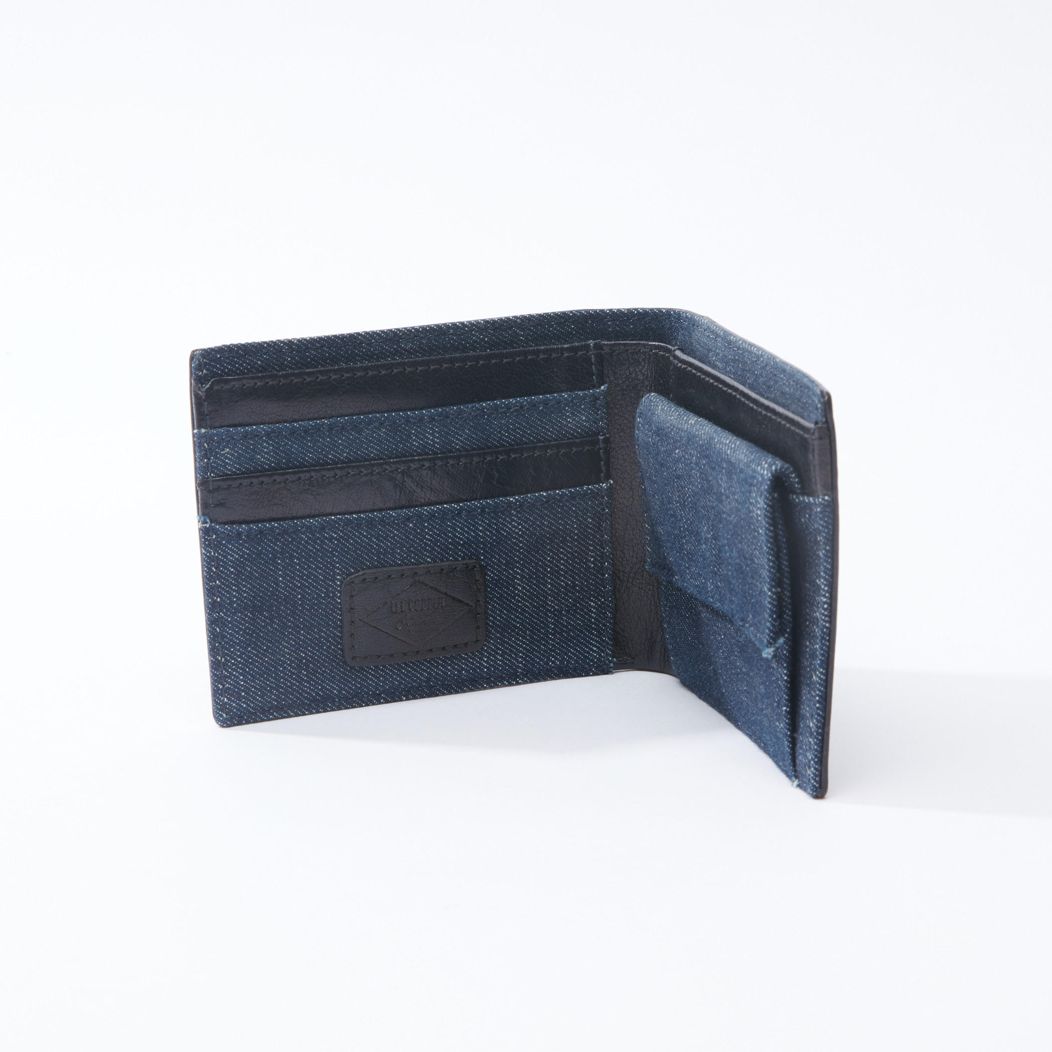 محفظة ثنائية الطي وبارزة الملمس من لي كوبر-men-beltsandwallets-wallets-image-2