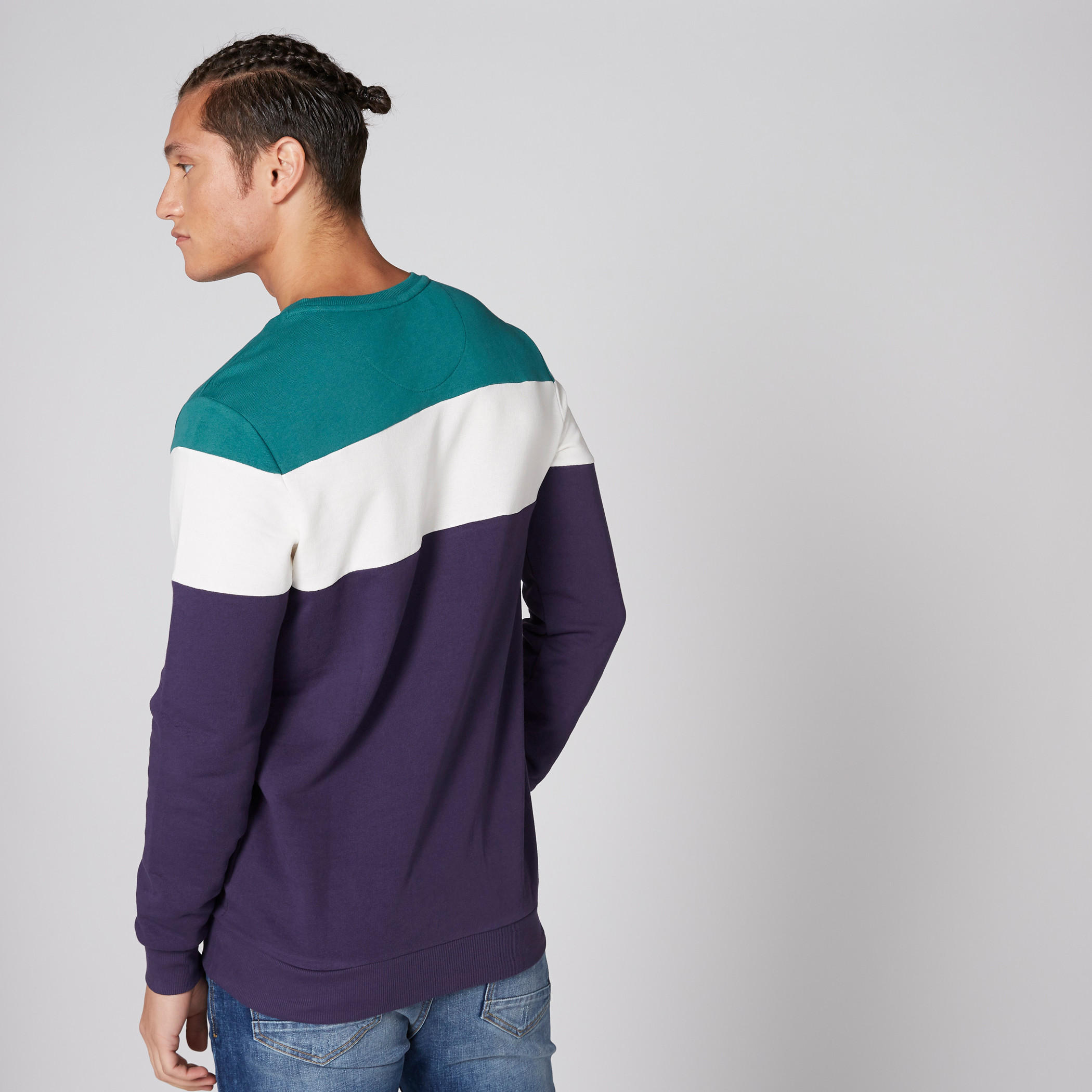 سويت شيرت بياقة ضيّقة وأكمام طويلة وطبعات-men-winterwear-hoodiesandsweatshirts-image-2
