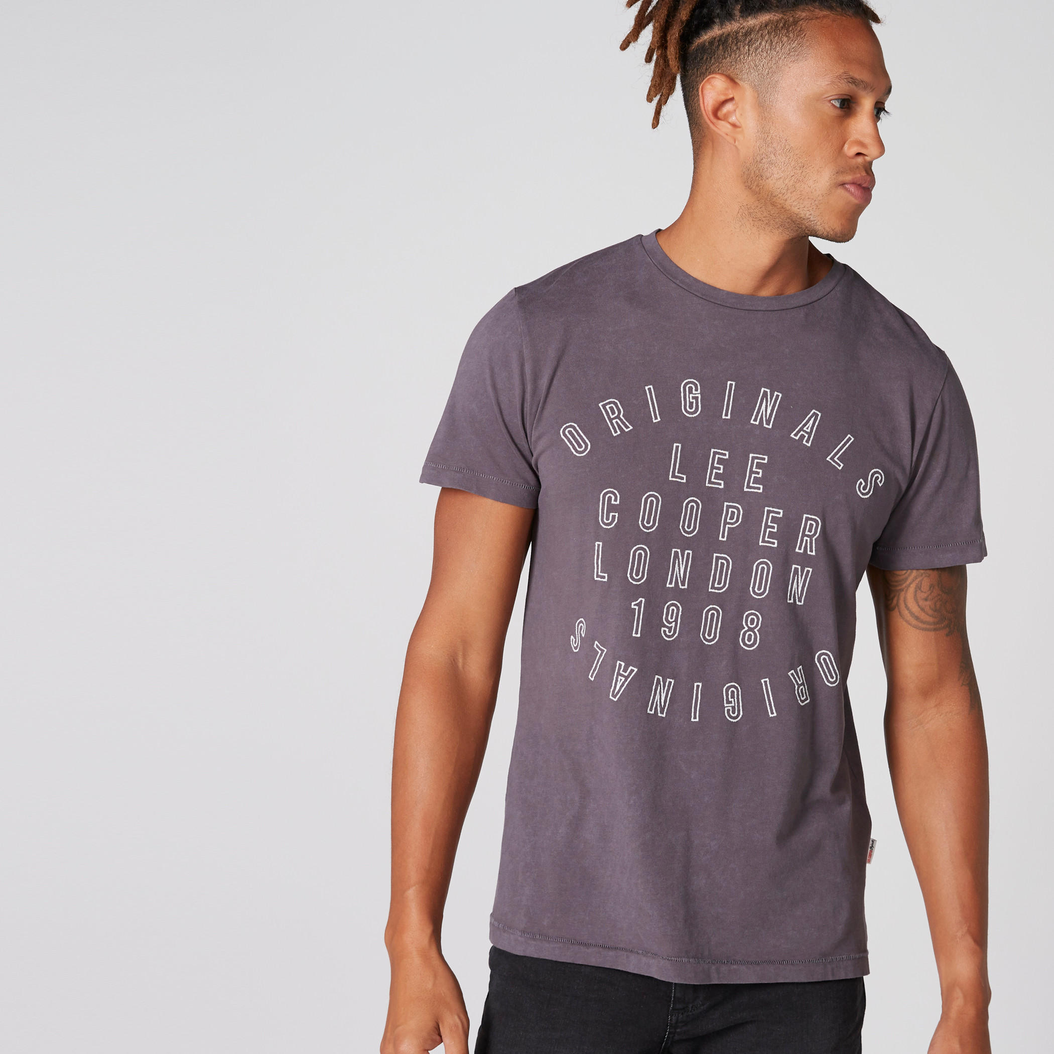 تيشيرت بياقة مستديرة وأكمام قصيرة وطبعات من لي كوبر-men-clothing-tshirtsandpolos-tshirts-image-1