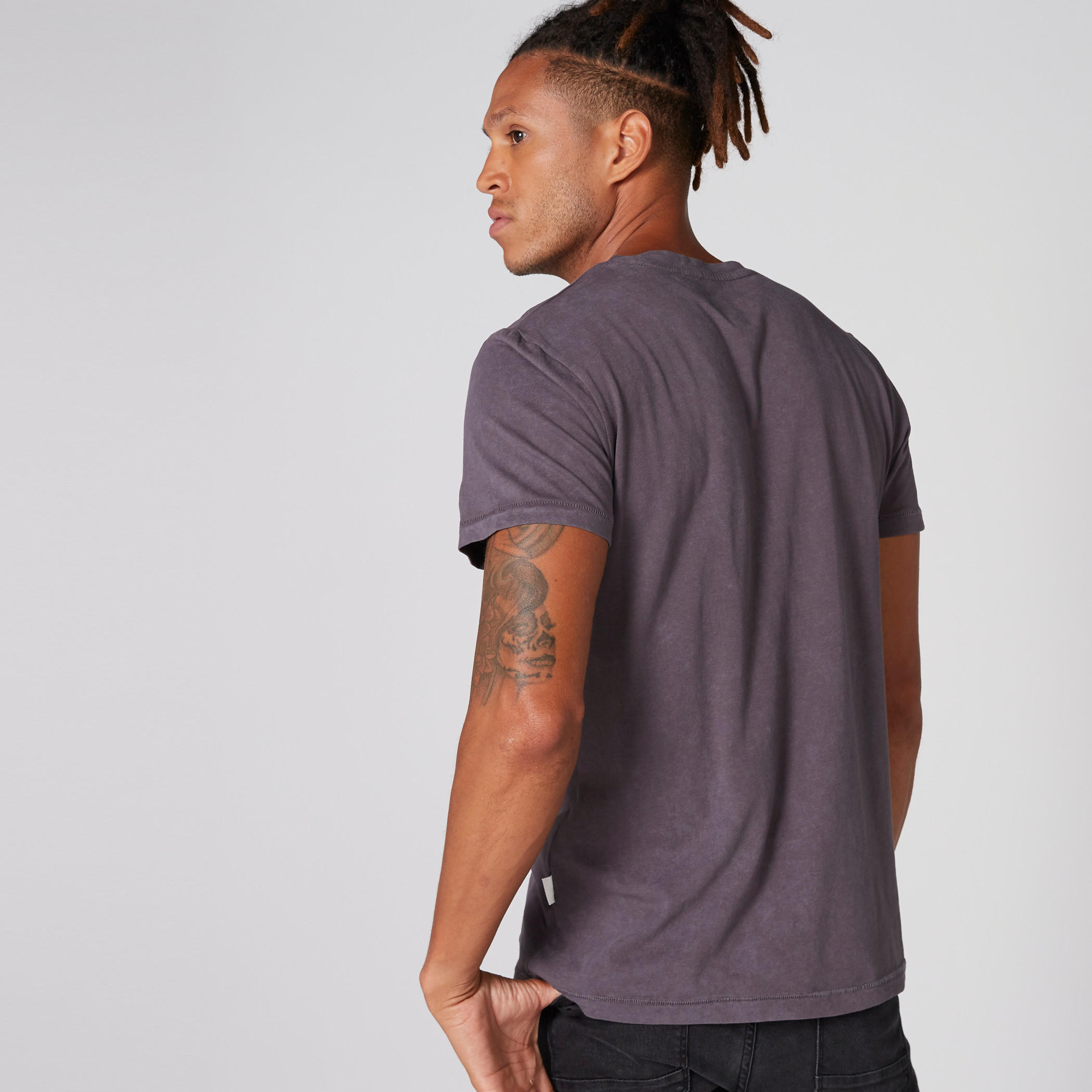 تيشيرت بياقة مستديرة وأكمام قصيرة وطبعات من لي كوبر-men-clothing-tshirtsandpolos-tshirts-image-2