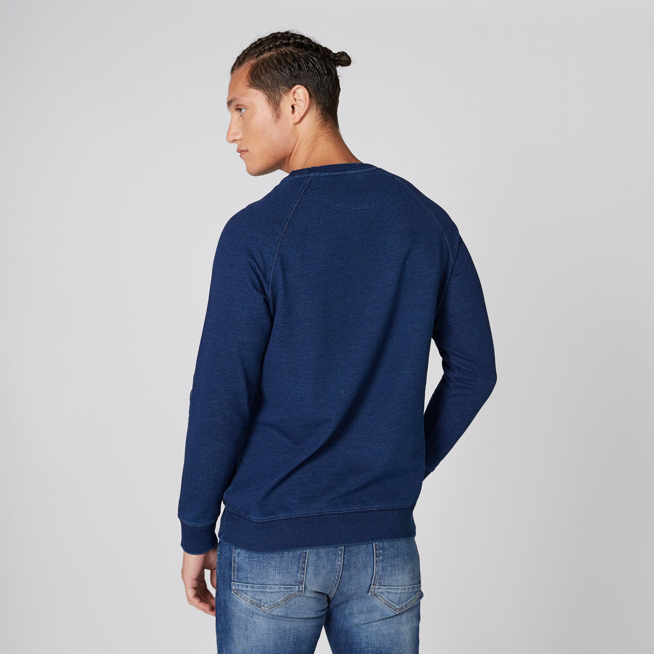 سويت شيرت بياقة ضيّقة وأكمام طويلة وطبعات-men-winterwear-hoodiesandsweatshirts-image-2