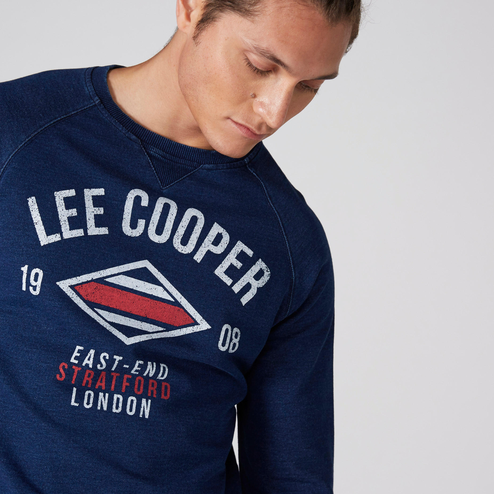سويت شيرت بياقة ضيّقة وأكمام طويلة وطبعات-men-winterwear-hoodiesandsweatshirts-image-4