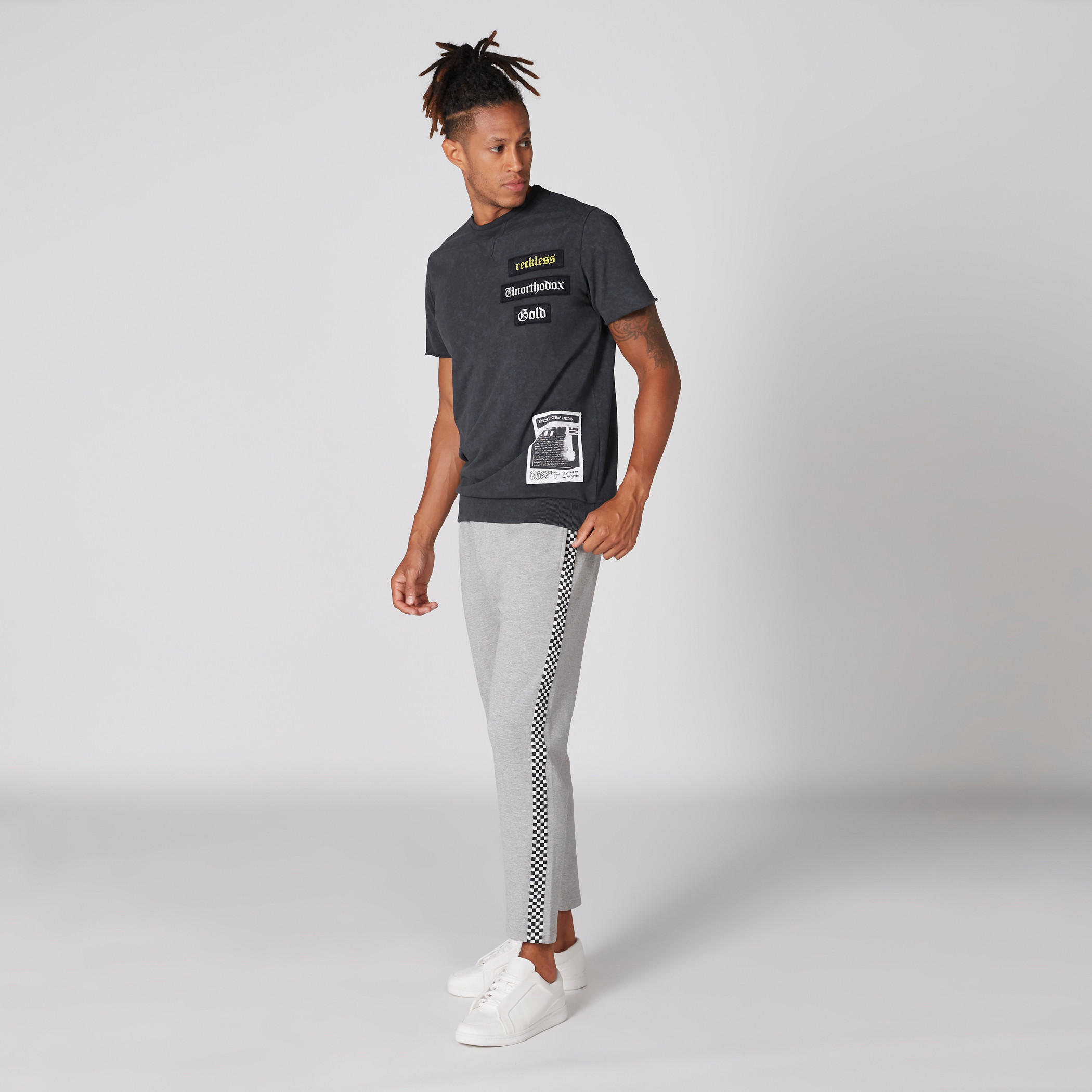 تيشيرت بياقة ضيّقة وأكمام قصيرة وطبعات من لي كوبر-men-clothing-tshirtsandpolos-tshirts-image-1