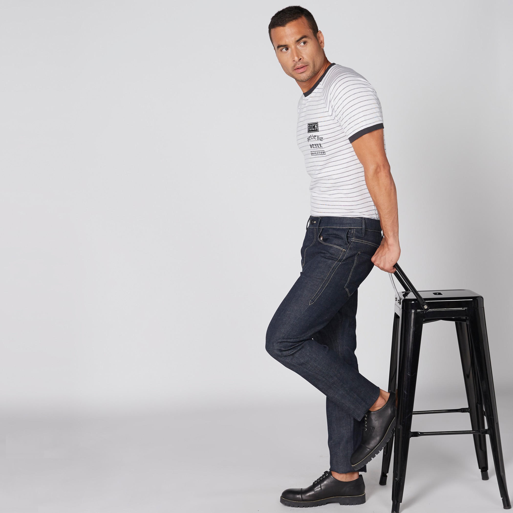 تيشيرت مقلّم بياقة ضيّقة وأكمام مغايرة-men-clothing-tshirtsandpolos-tshirts-image-4