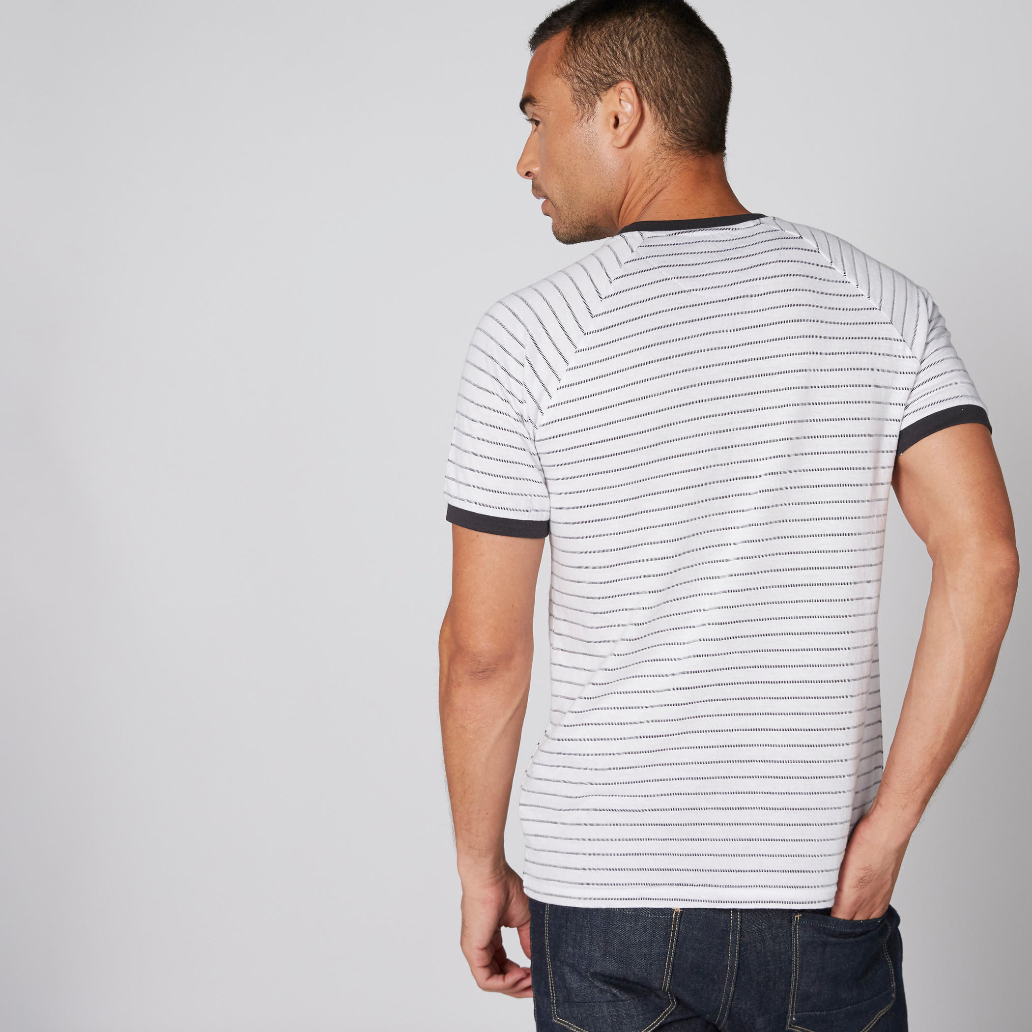 تيشيرت مقلّم بياقة ضيّقة وأكمام مغايرة-men-clothing-tshirtsandpolos-tshirts-image-3