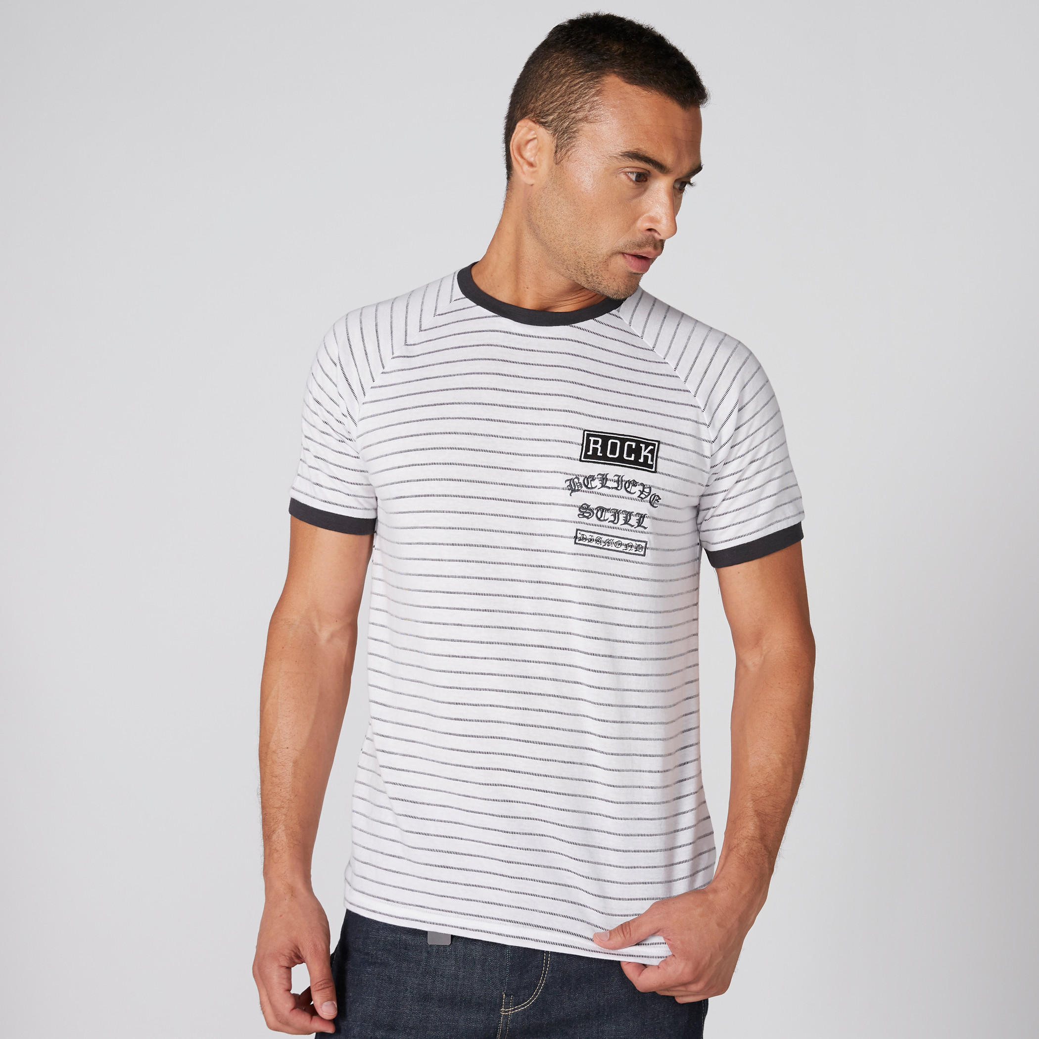 تيشيرت مقلّم بياقة ضيّقة وأكمام مغايرة-men-clothing-tshirtsandpolos-tshirts-image-2
