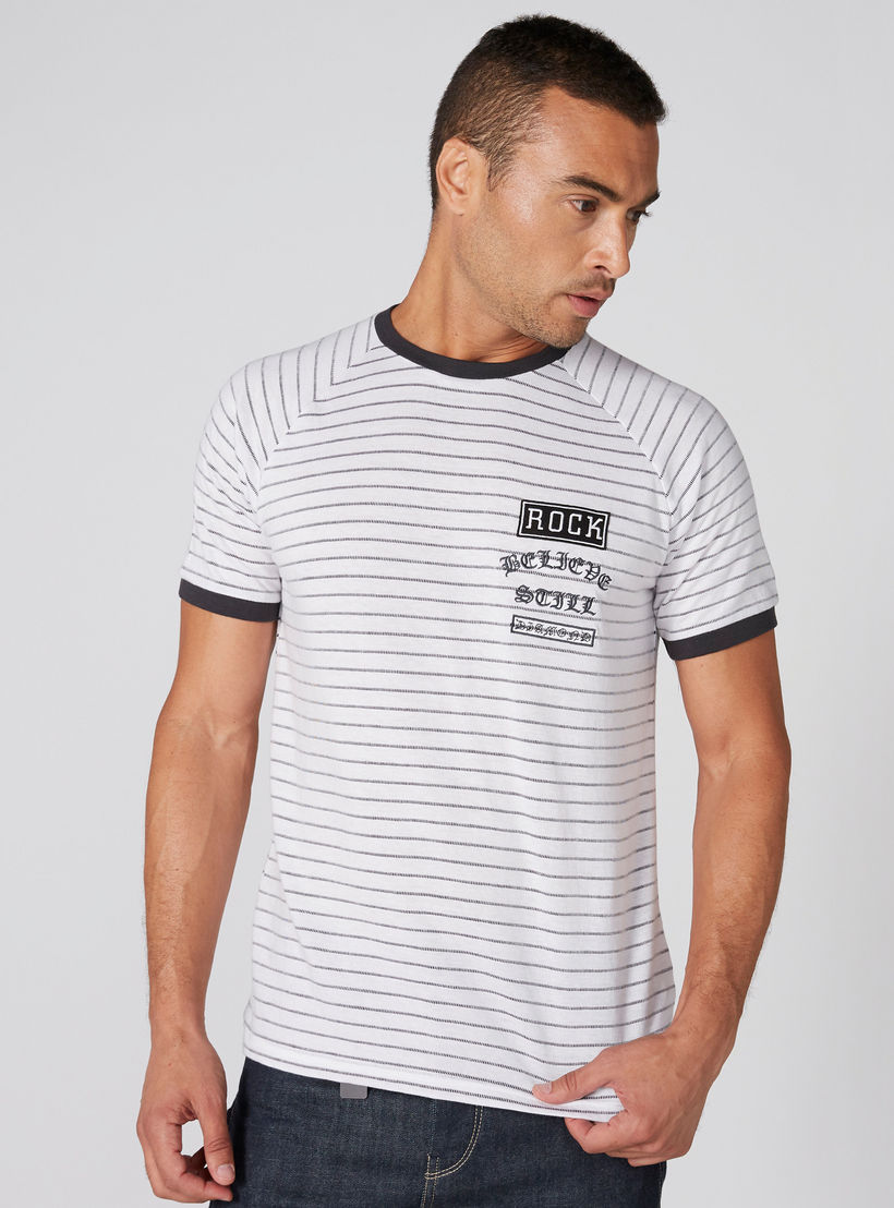 تيشيرت مقلّم بياقة ضيّقة وأكمام مغايرة-men-clothing-tshirtsandpolos-tshirts-image-2