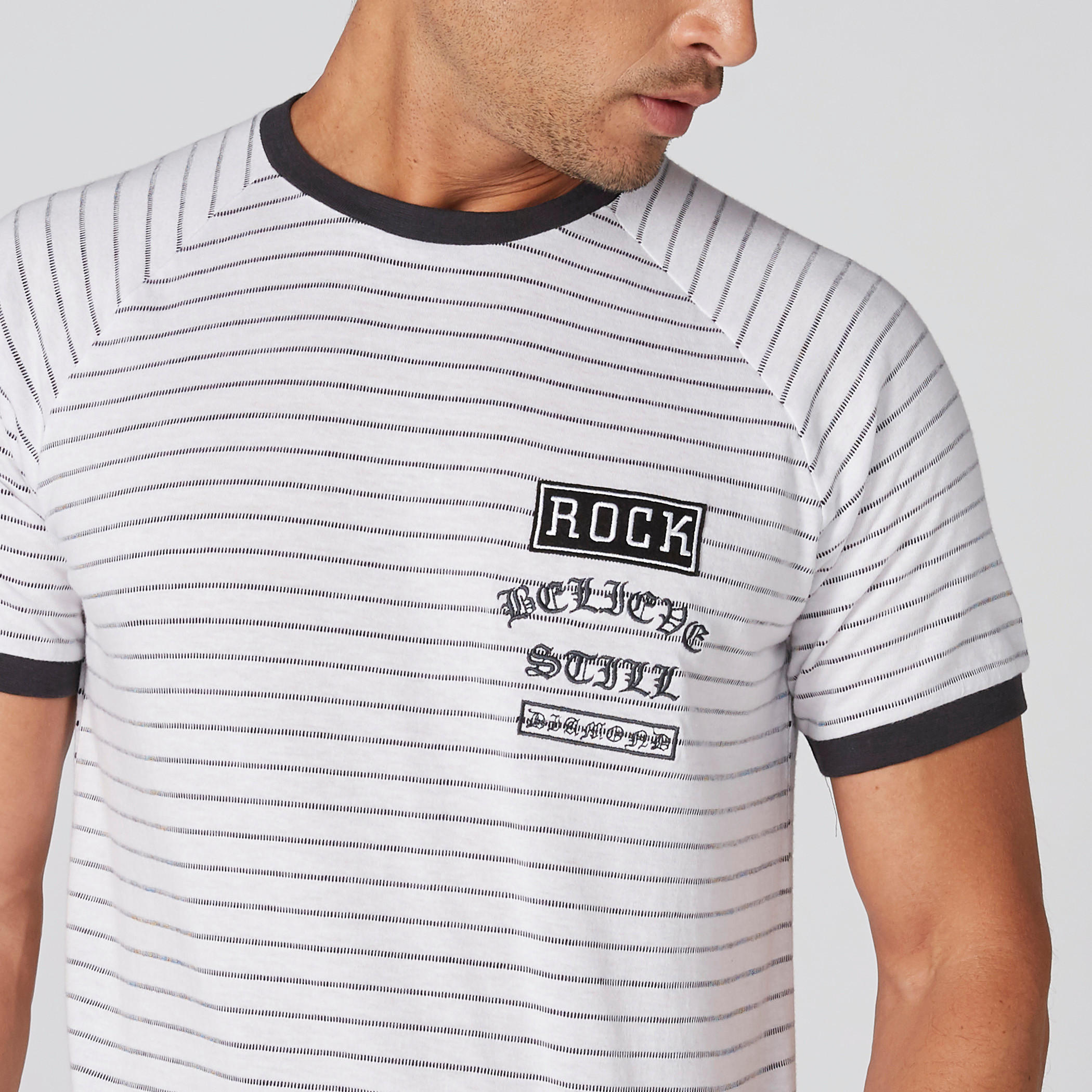 تيشيرت مقلّم بياقة ضيّقة وأكمام مغايرة-men-clothing-tshirtsandpolos-tshirts-image-1