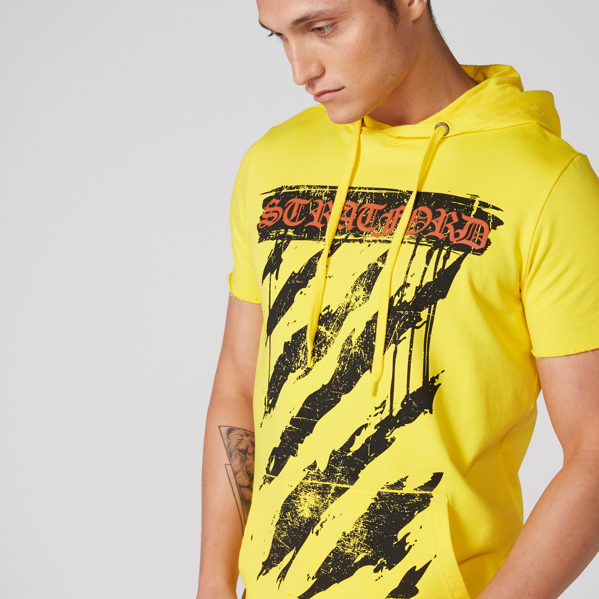 تيشيرت بأكمام قصيرة وطبعات وجيوب وقبعة-men-clothing-tshirtsandpolos-tshirts-image-1