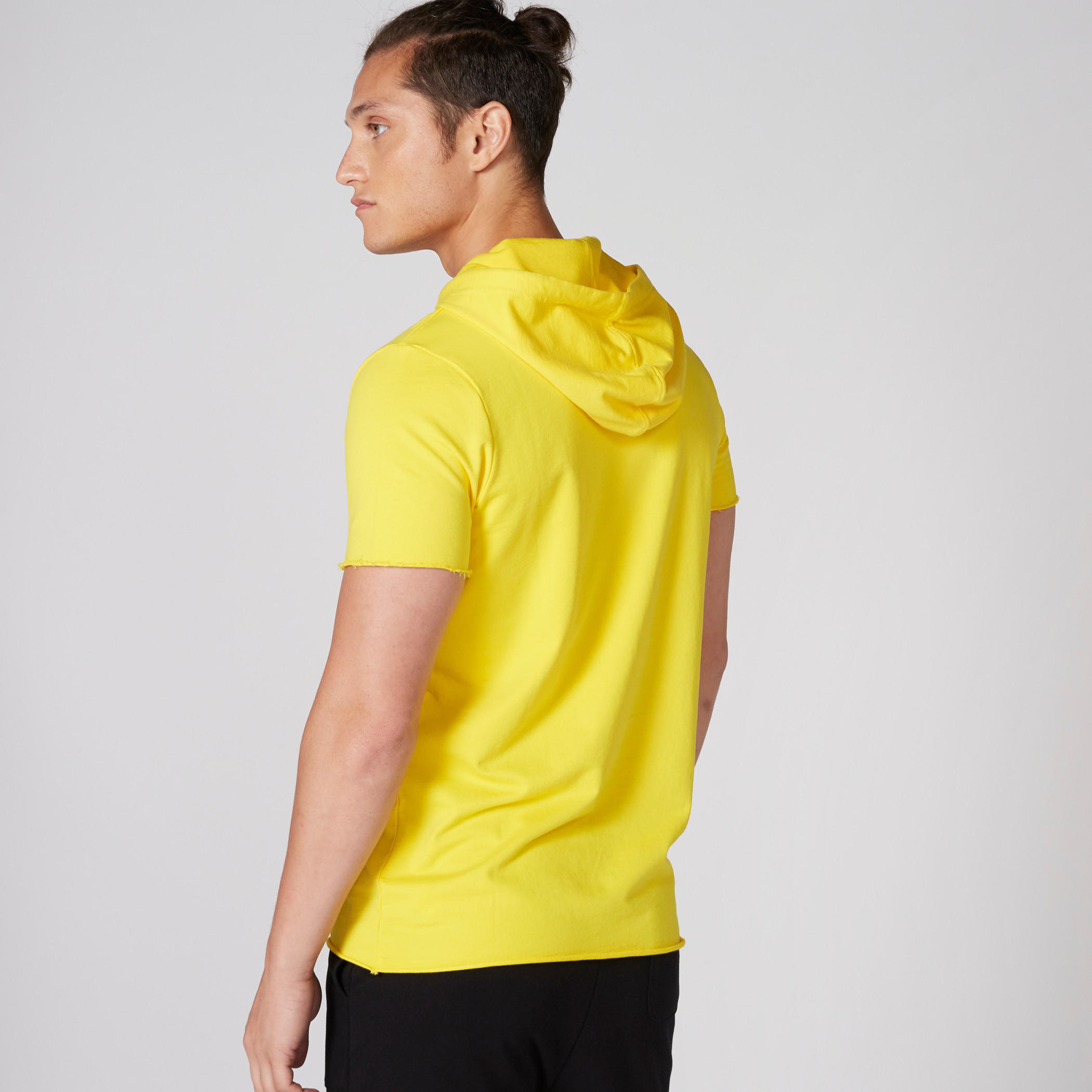 تيشيرت بأكمام قصيرة وطبعات وجيوب وقبعة-men-clothing-tshirtsandpolos-tshirts-image-2