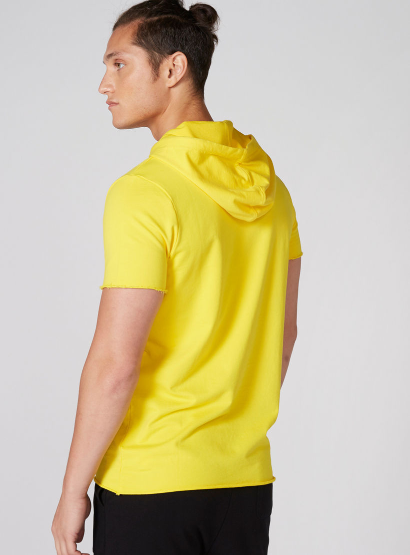 تيشيرت بأكمام قصيرة وطبعات وجيوب وقبعة-men-clothing-tshirtsandpolos-tshirts-image-2